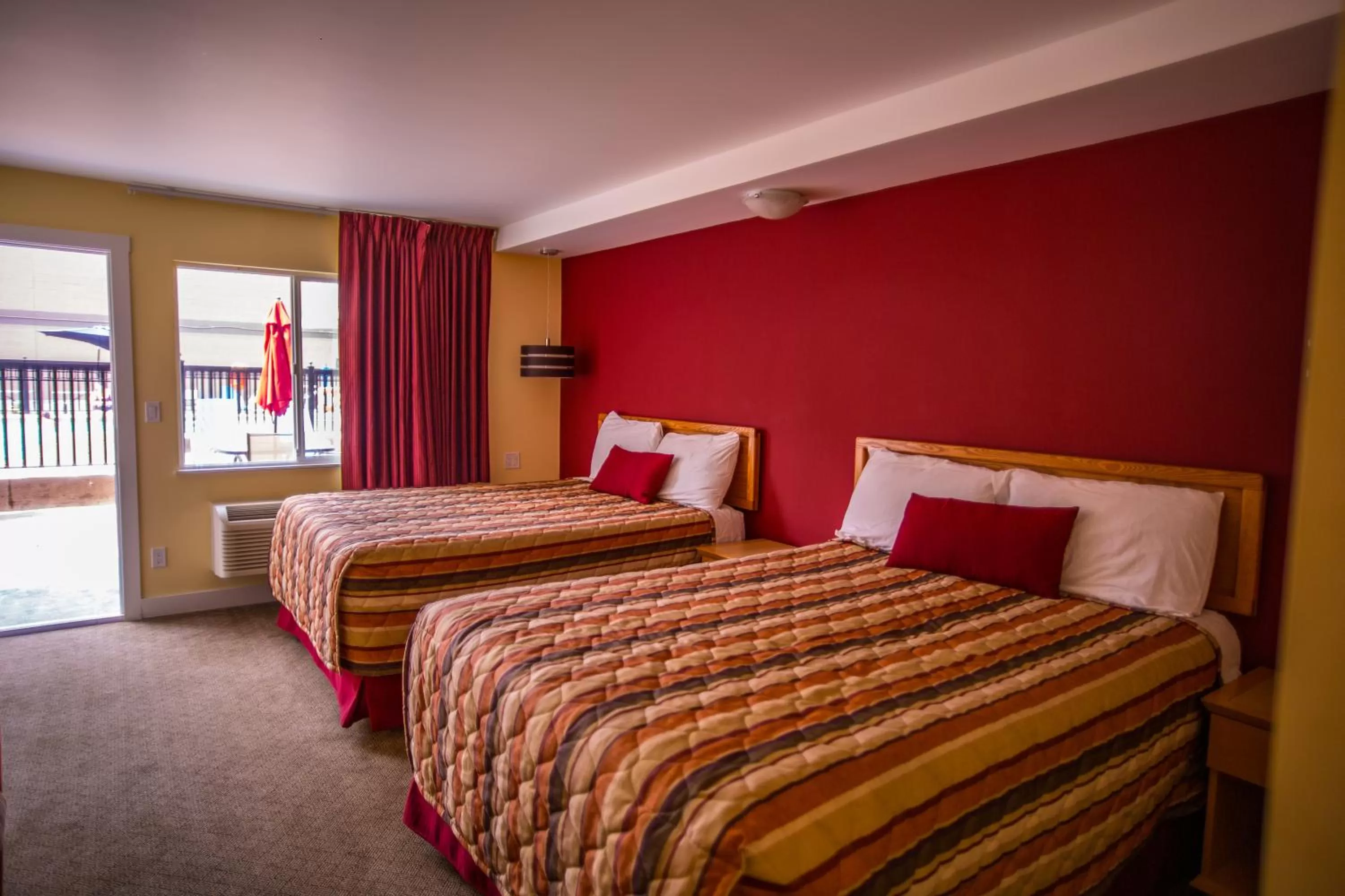 Bed in Sahara Courtyard Inn Penticton