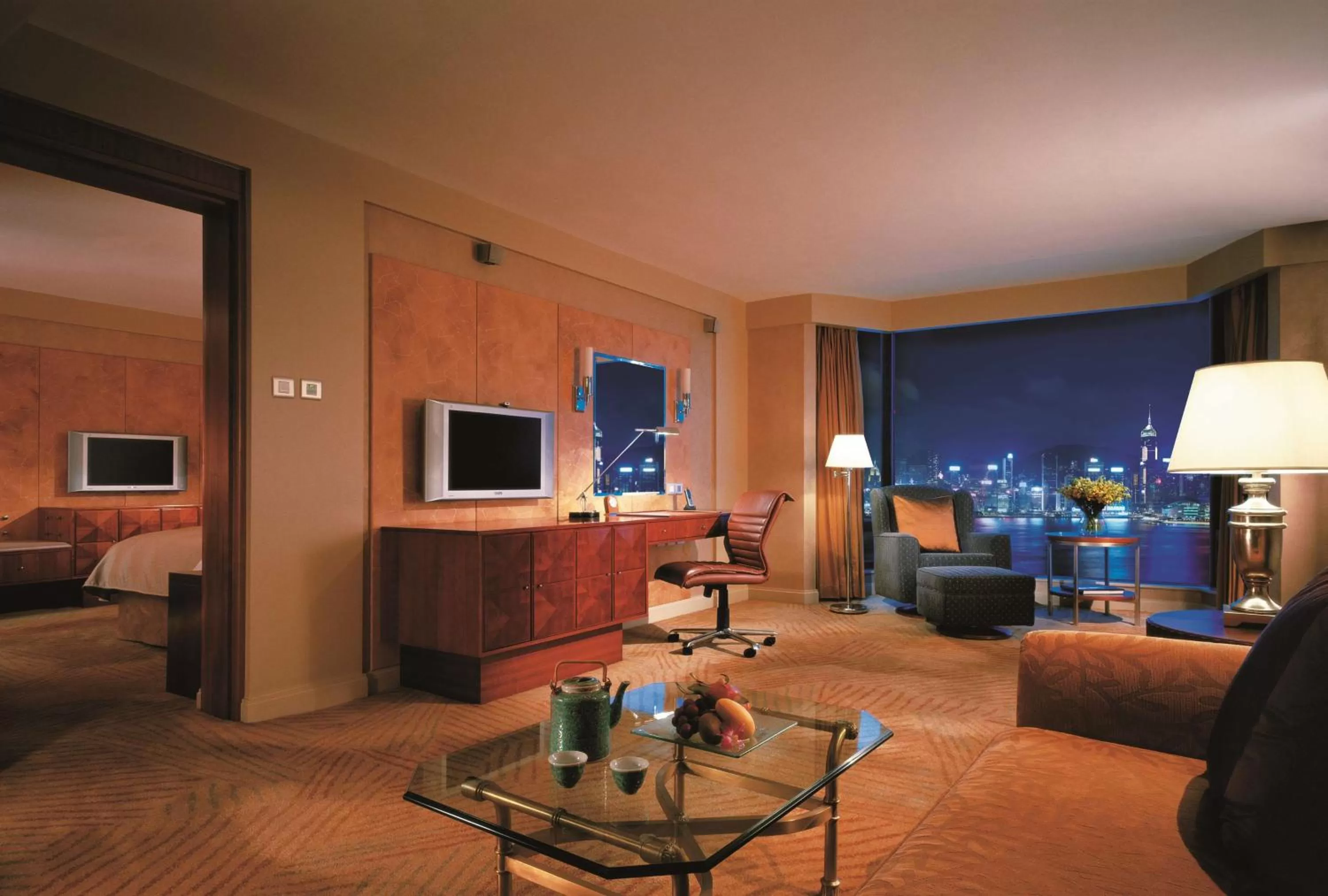 Photo of the whole room, Bed in Kowloon Shangri-La, Hong Kong