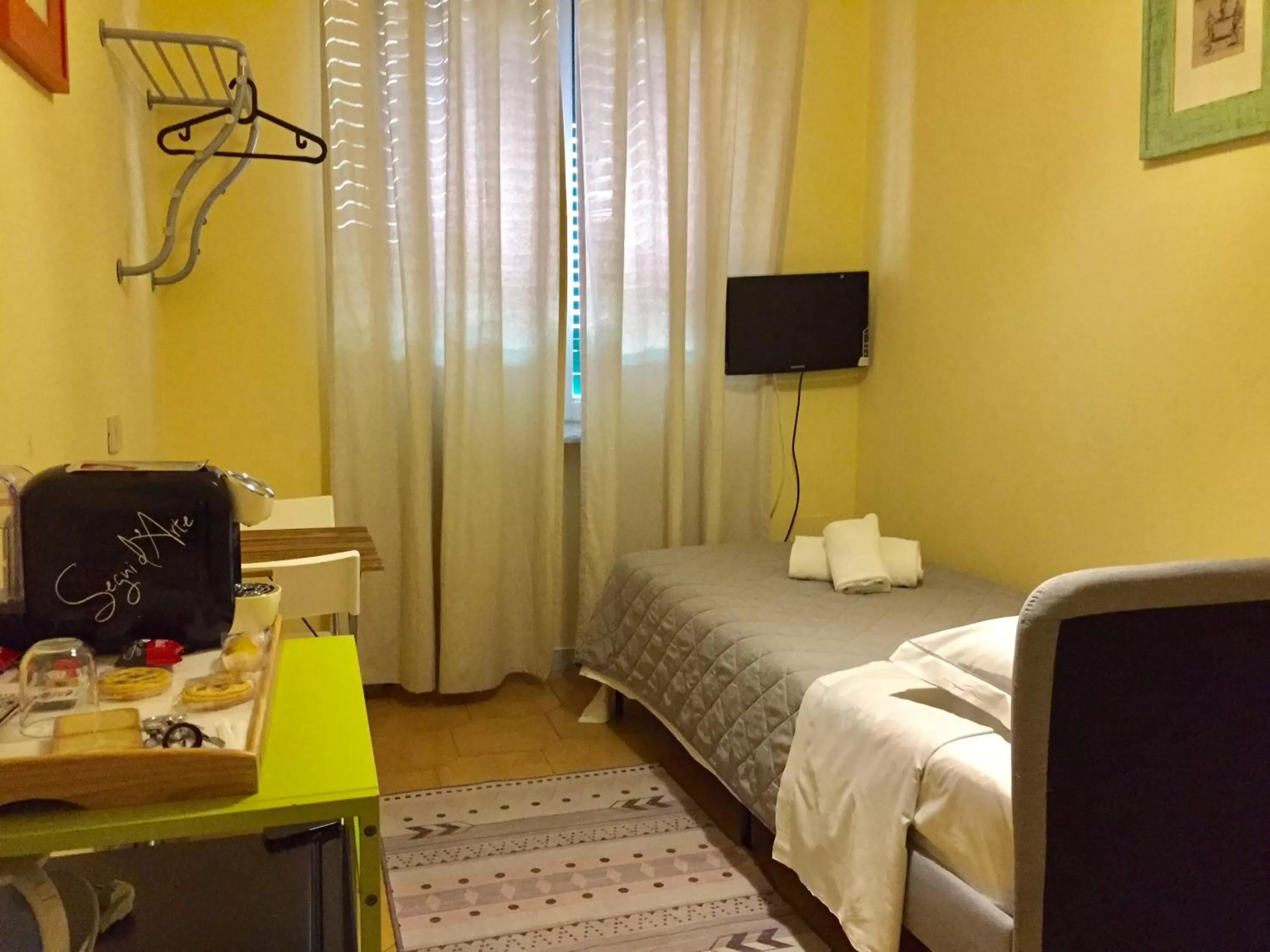 Bedroom, Bed in 6 Keys