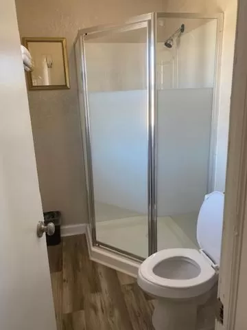 Bathroom in Andy Griffith Parkway Inn