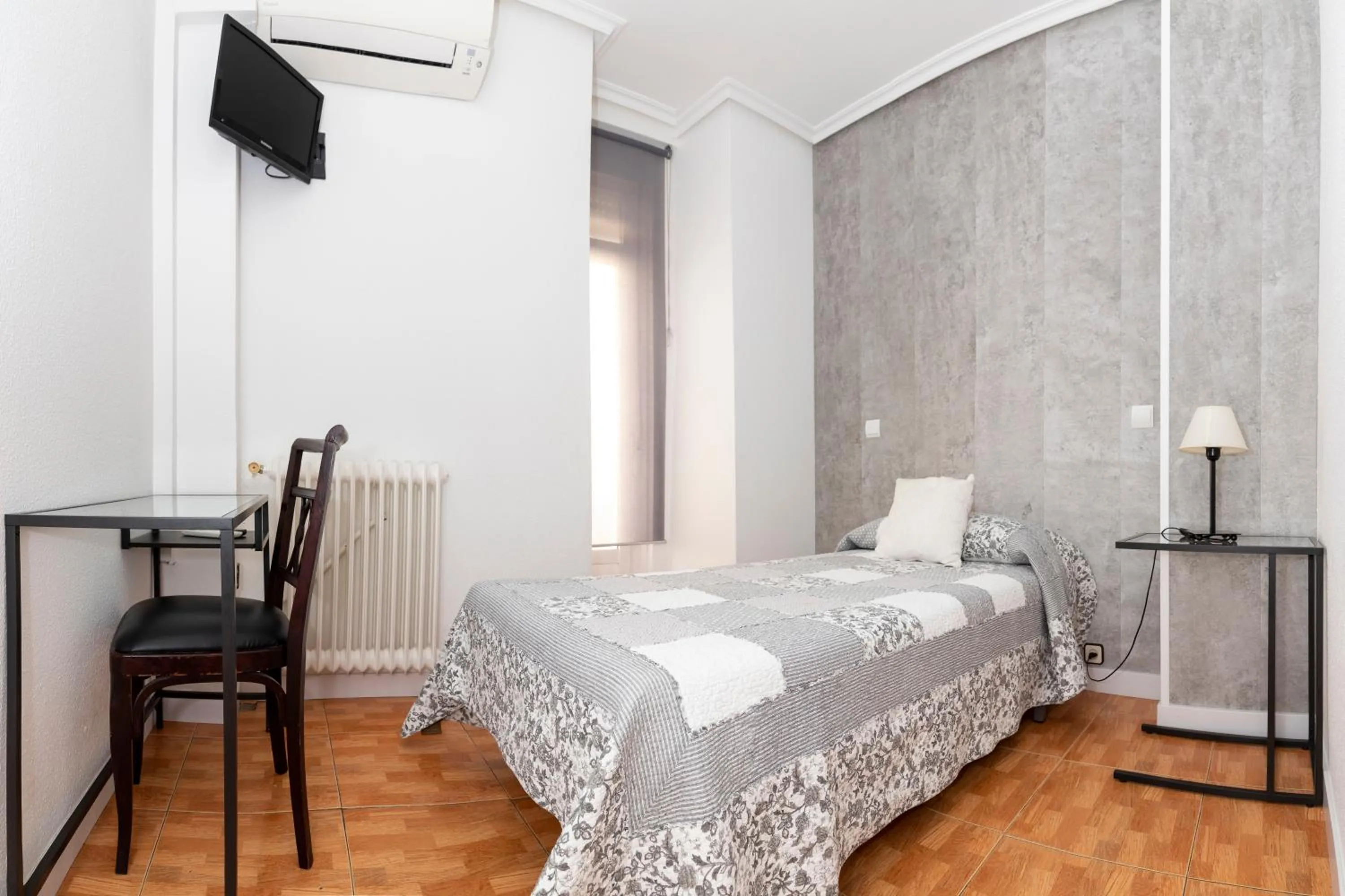 Photo of the whole room, Bed in Hostal Tokio