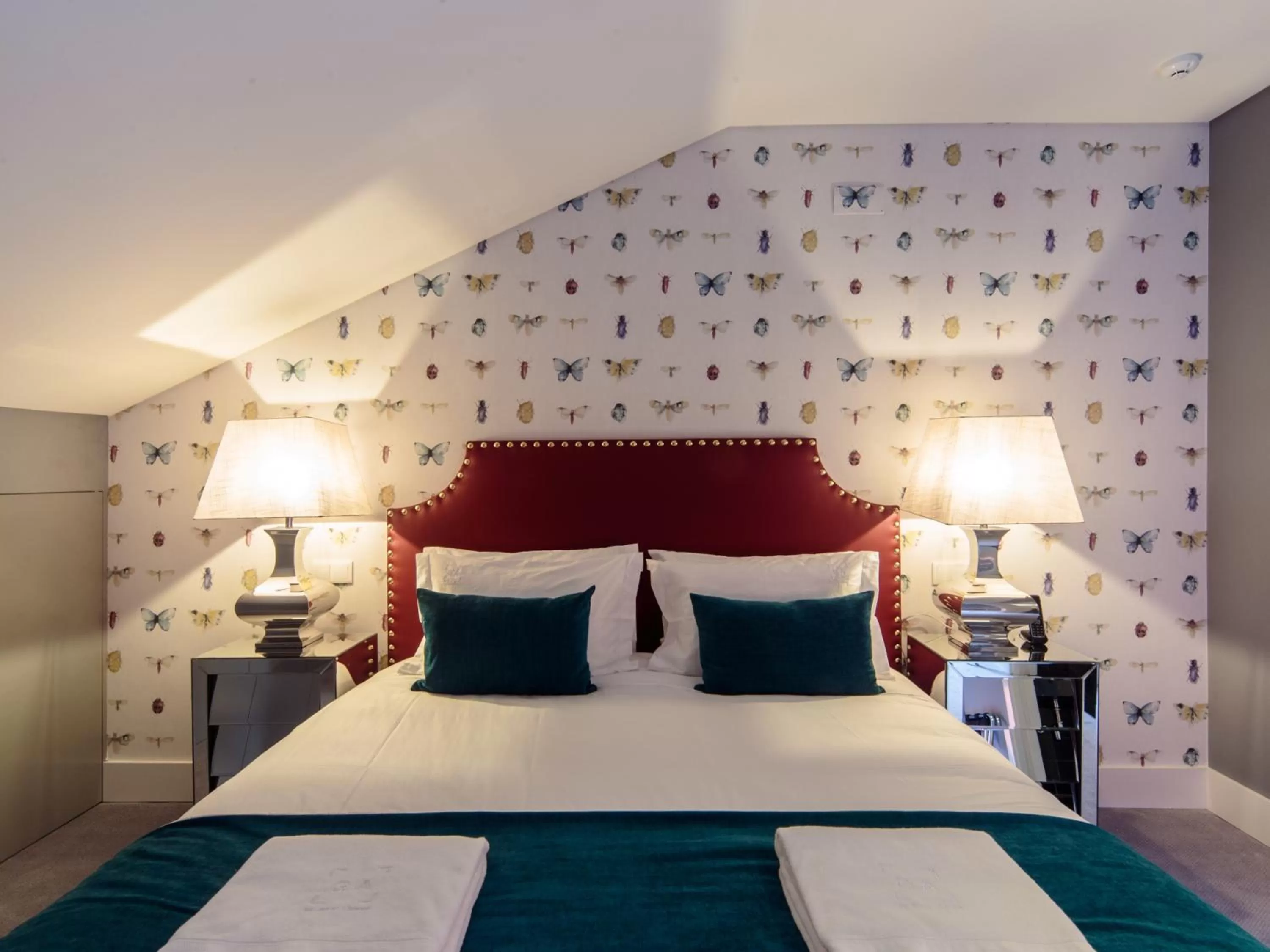 Photo of the whole room, Bed in Dear Lisbon - Gallery House