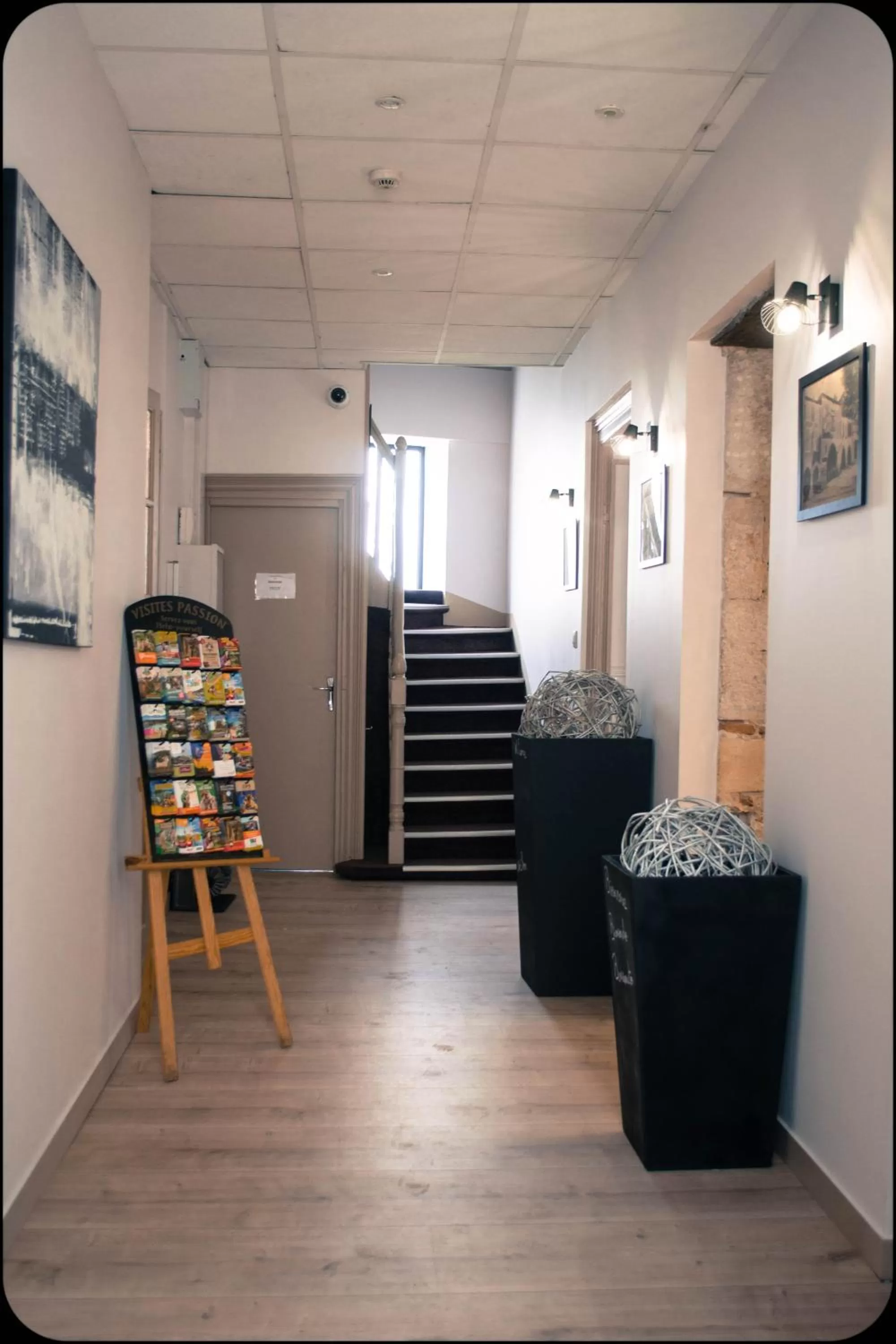 Lobby or reception in Logis Hôtel La Bastide des Oliviers
