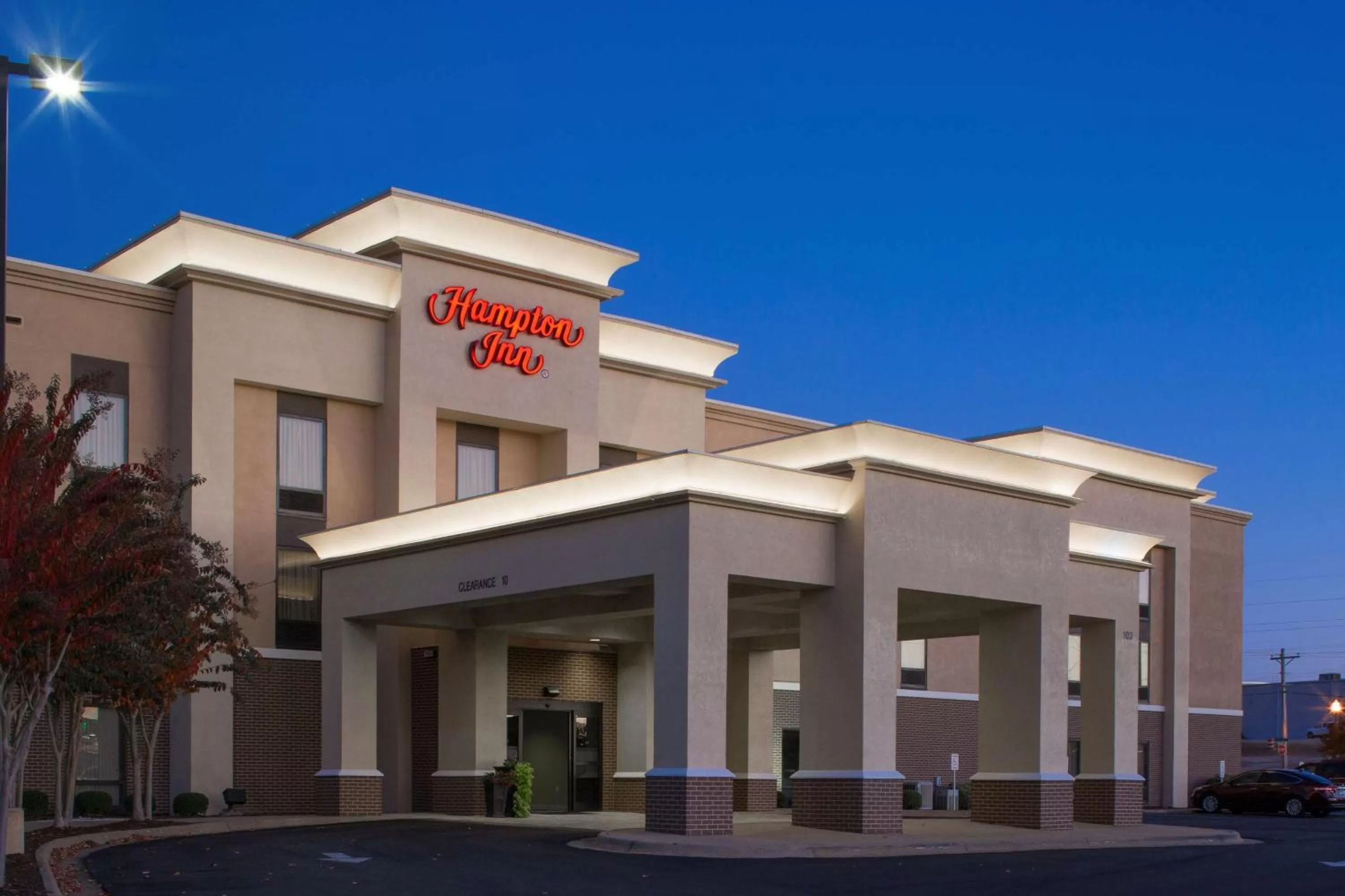 Property building in Hampton Inn Troy