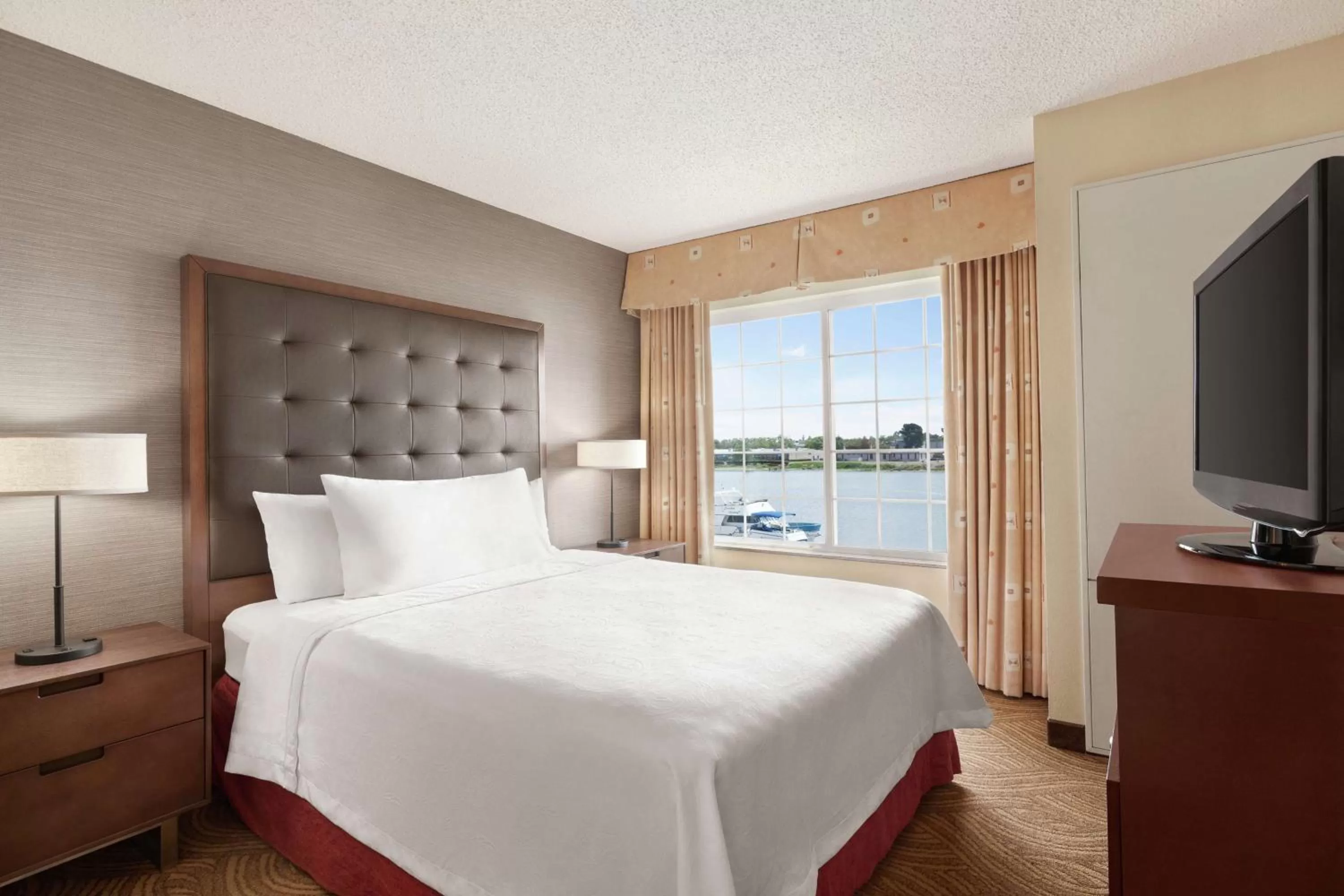 Bedroom, Bed in Homewood Suites by Hilton - Oakland Waterfront