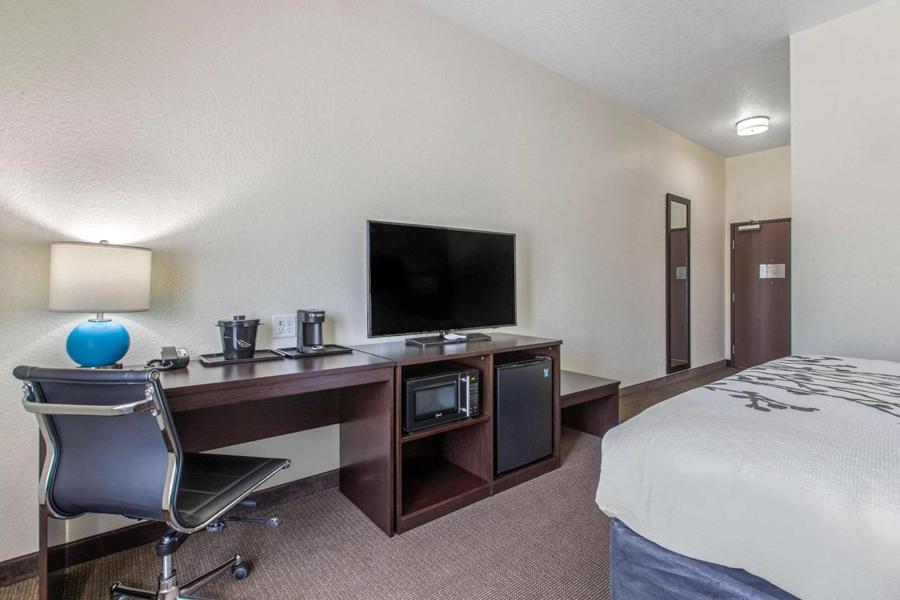 Photo of the whole room, Bed in Sleep Inn & Suites Ankeny - Des Moines