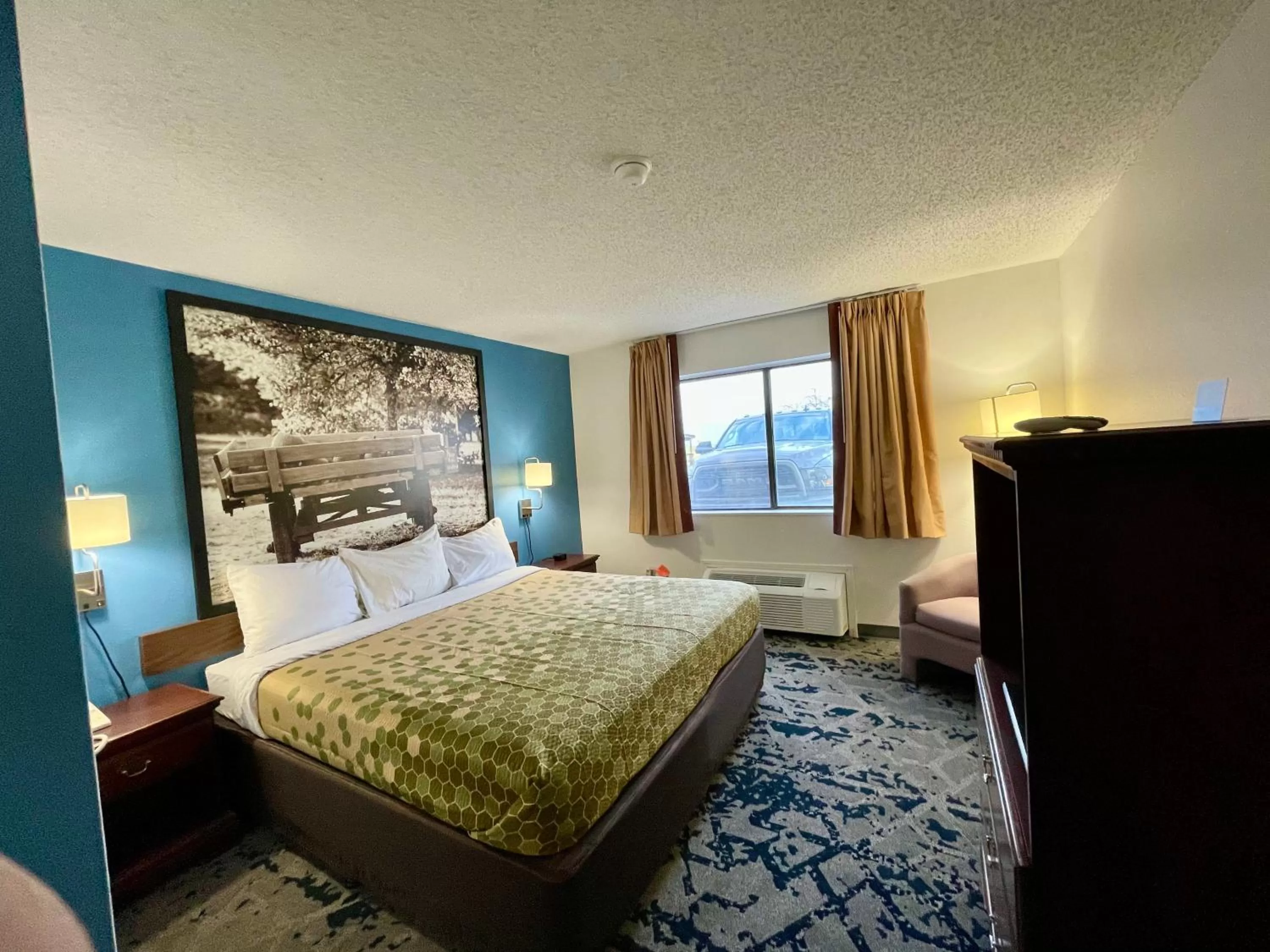 Photo of the whole room, Bed in Lamoni Inn & Suites