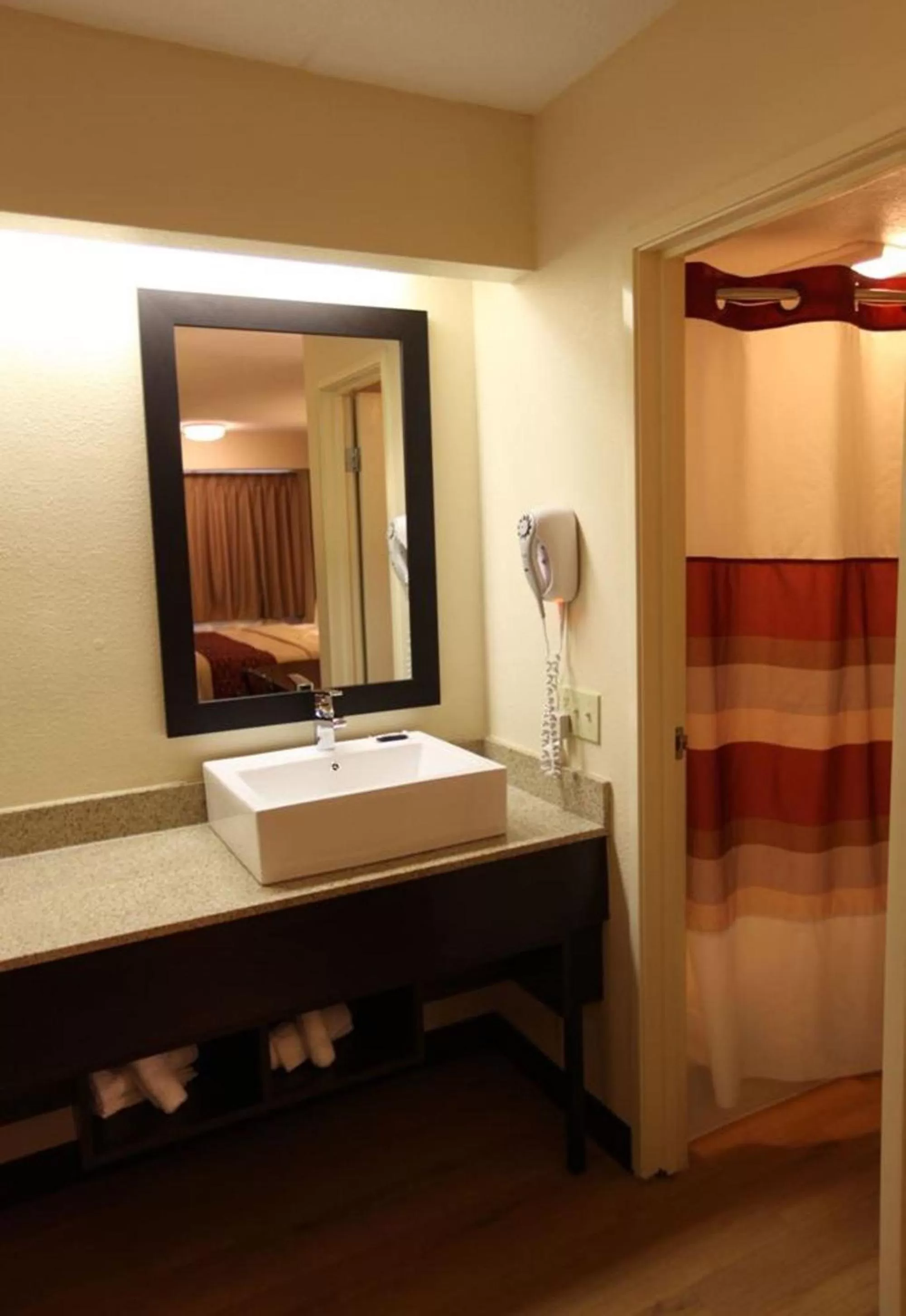 Bathroom, Bed in Red Roof Inn PLUS+ Washington DC - Alexandria