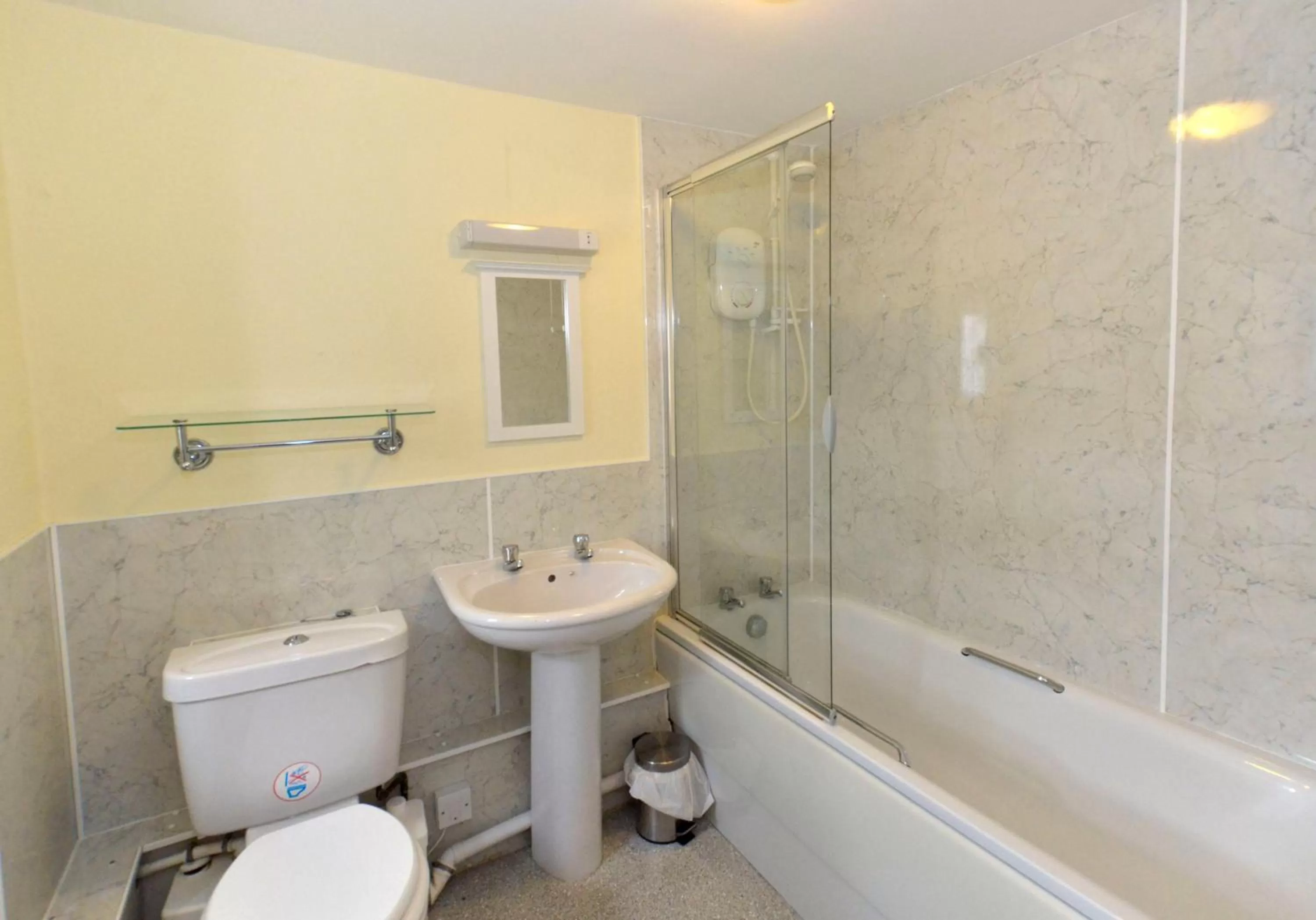 Toilet in Auld Cross Keys Inn