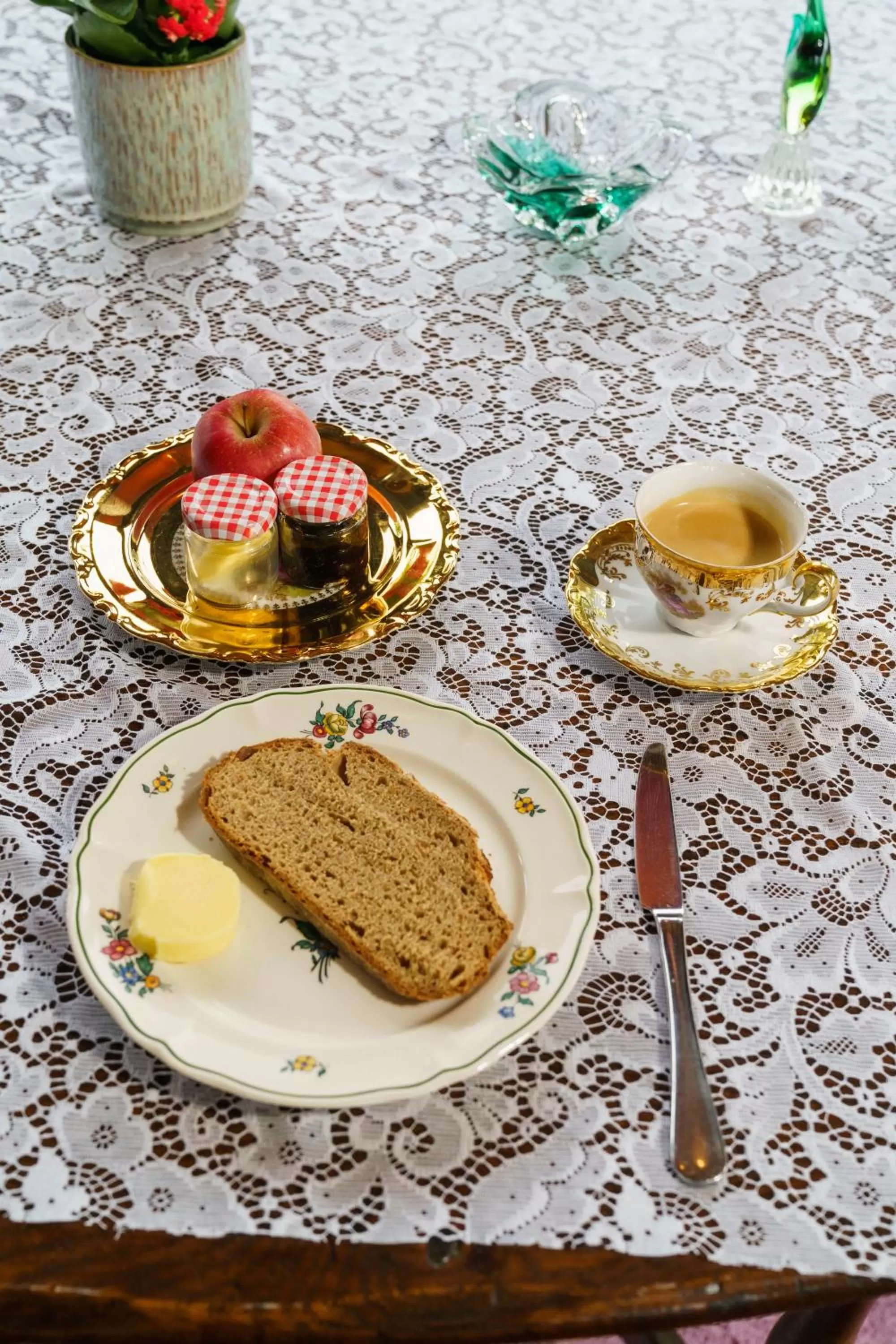 Breakfast in Tante ALMA's Bonner Hotel