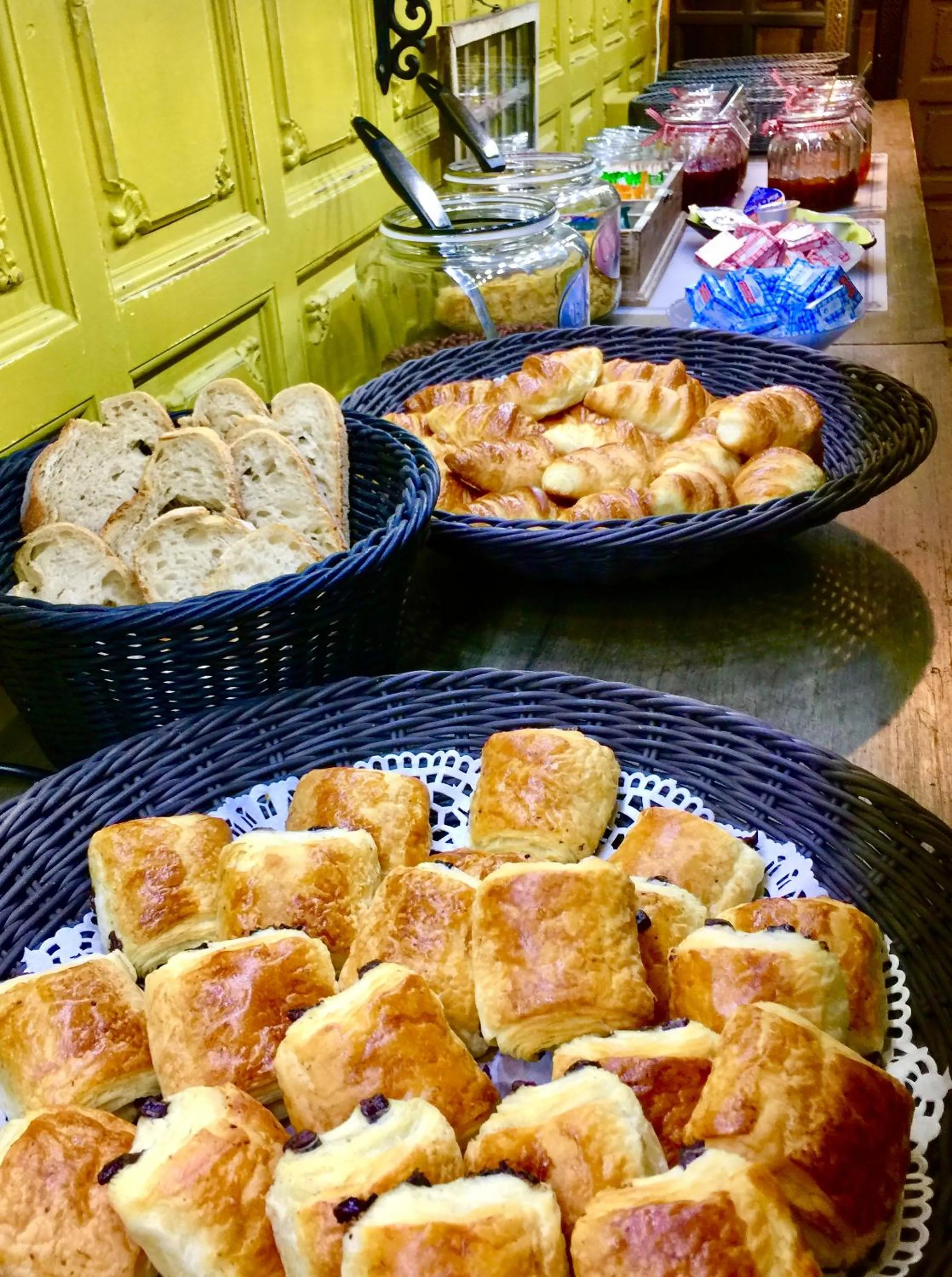 Buffet breakfast in Hôtel du Commerce