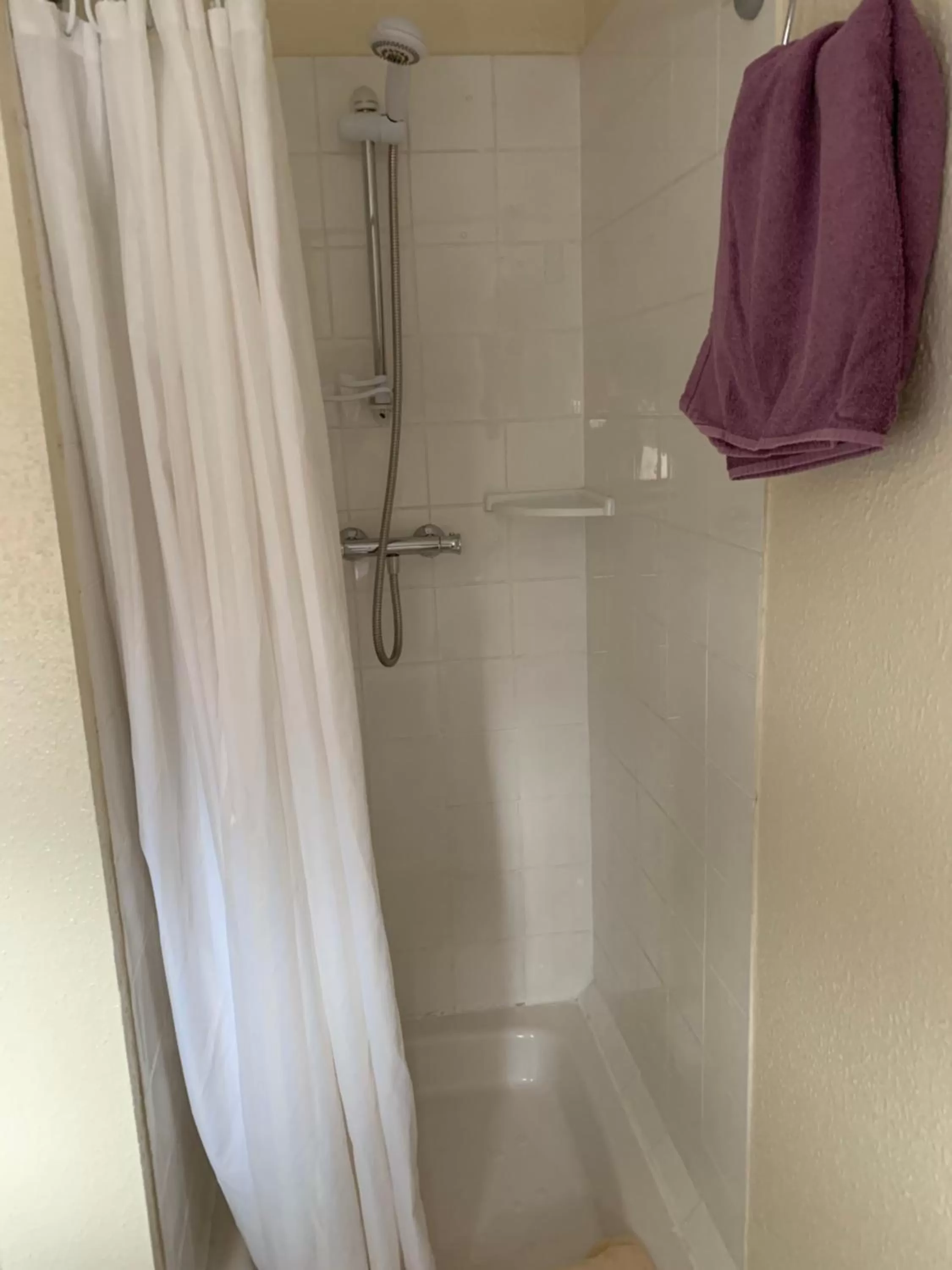 Bathroom in Alondra Hotel