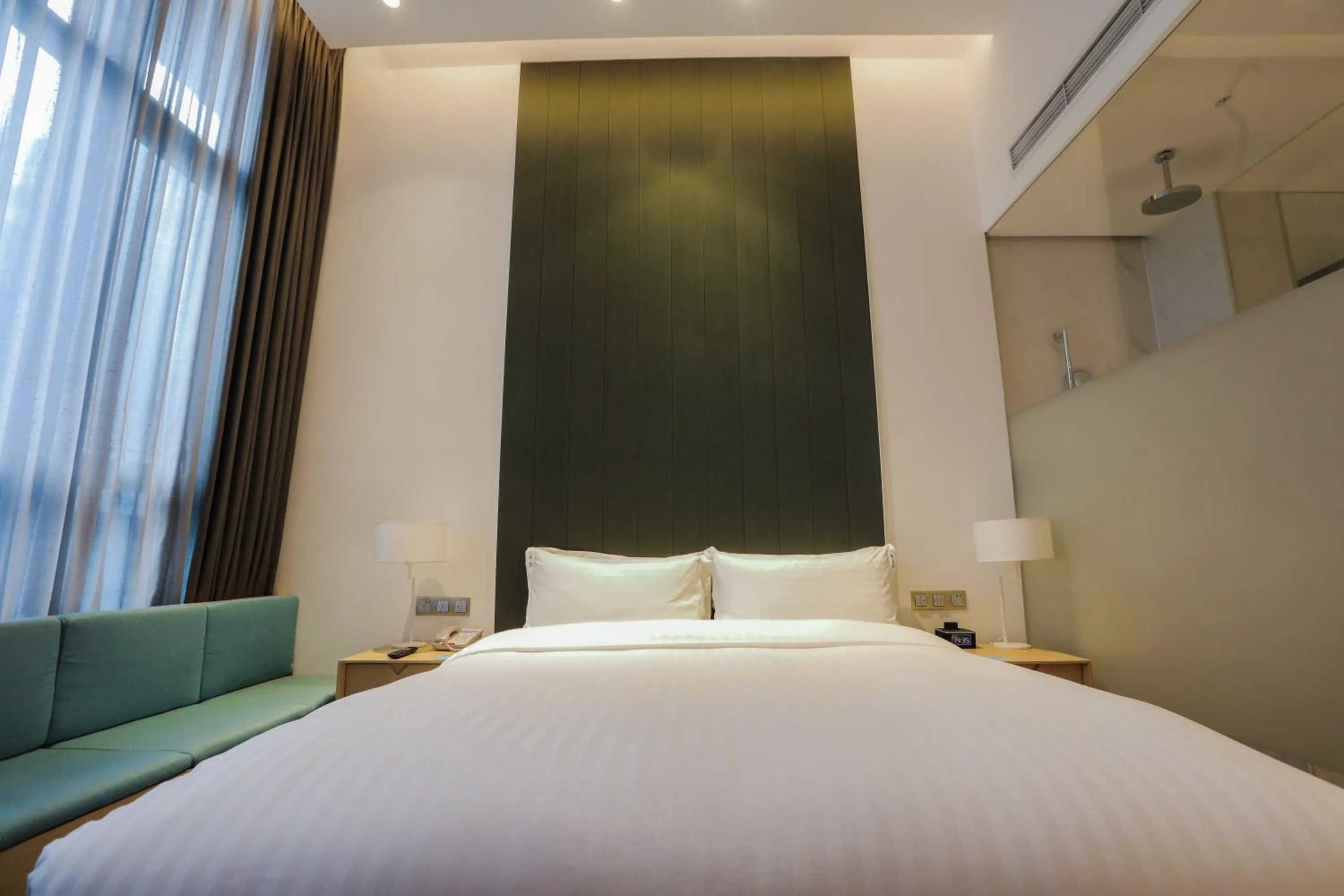 Photo of the whole room, Bed in Holiday Inn Express Shanghai Songjiang Fangta by IHG