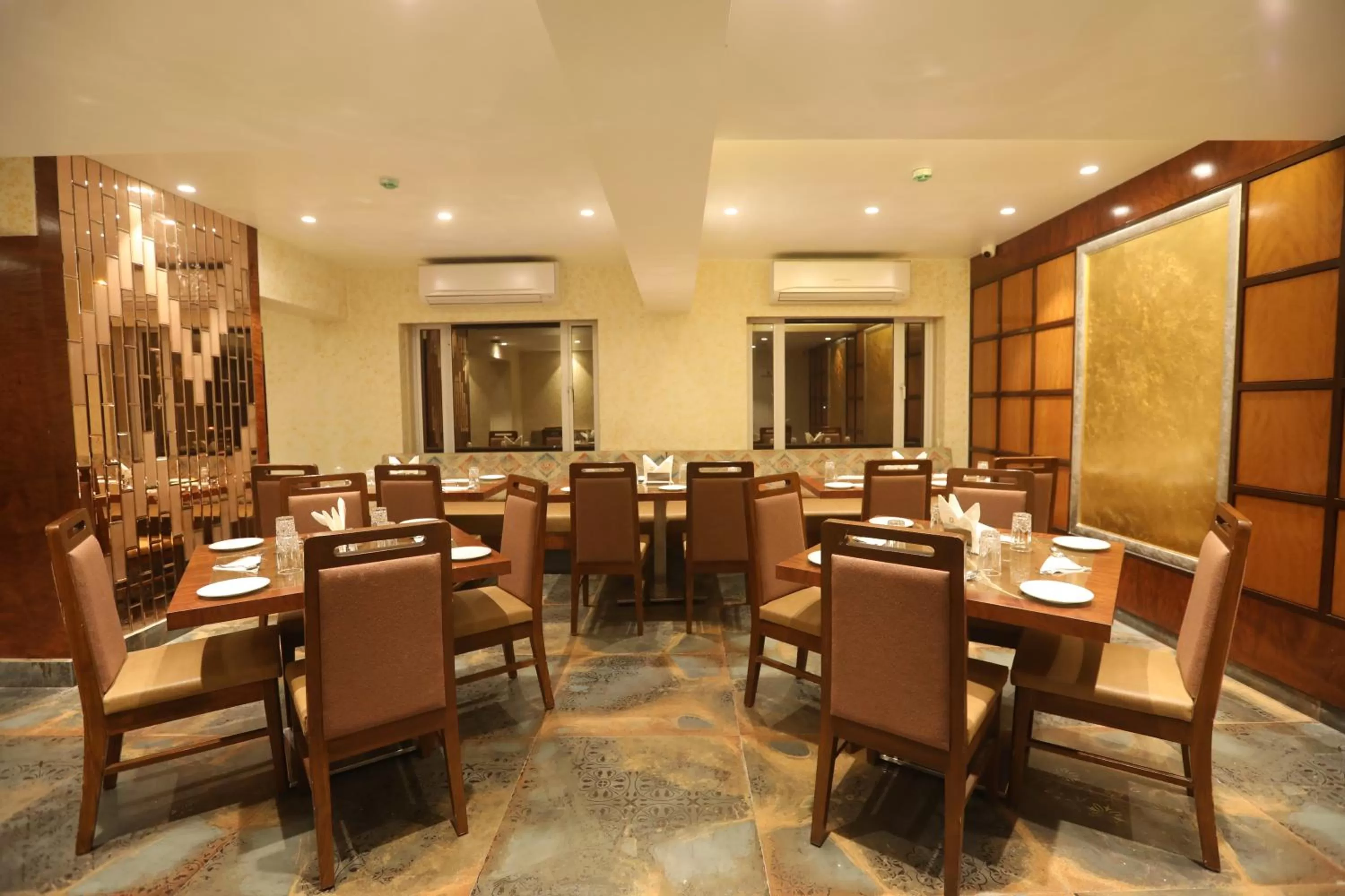 Restaurant/places to eat in Hotel Cliffton