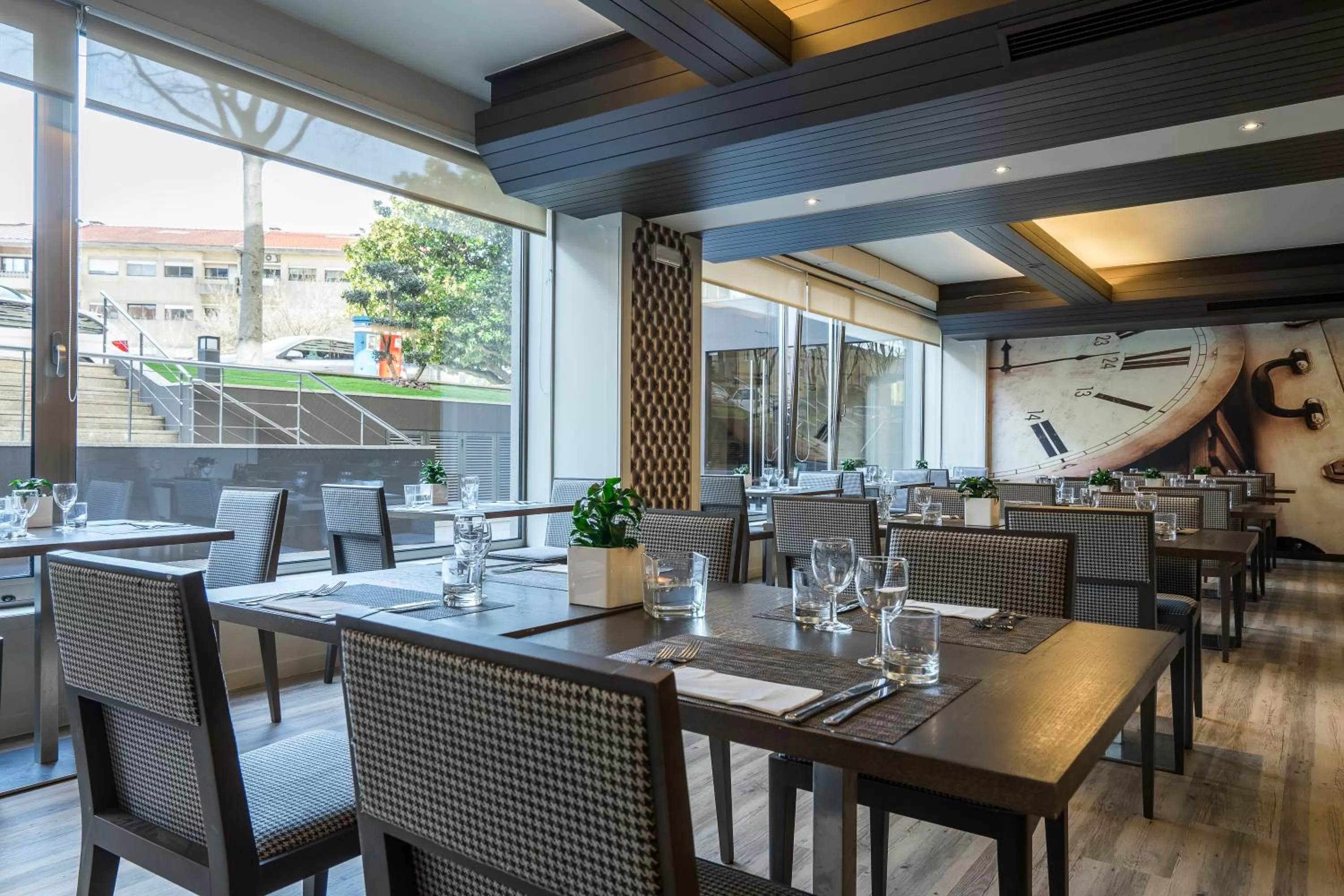 Restaurant/places to eat in HF Tuela Porto