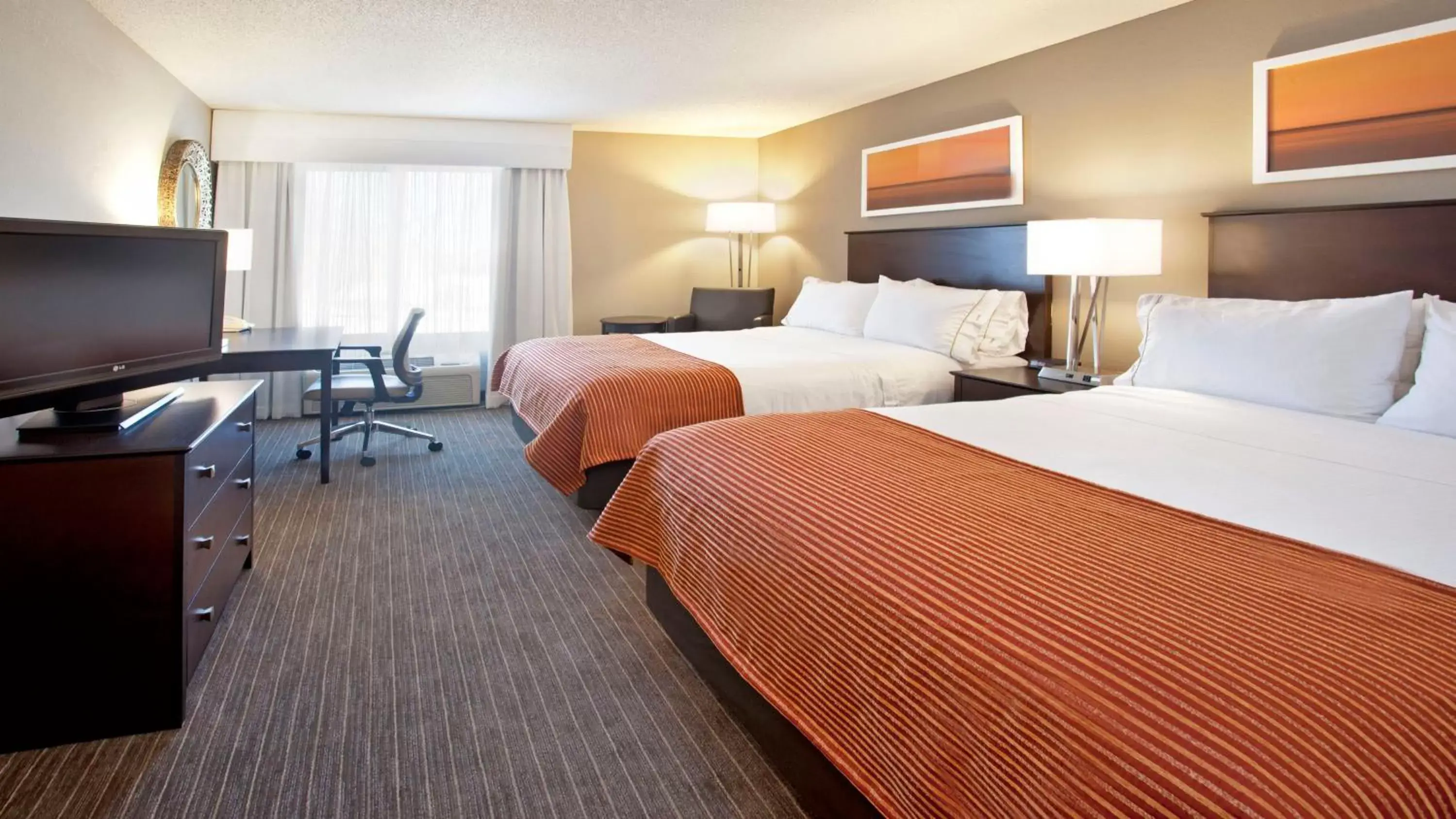 Standard Room with Two Queen Beds - Communications Accessible Tub in Holiday Inn Express Hotel & Suites Minneapolis - Minnetonka by IHG Standard Room with Two Queen Beds - Communications Accessible Tub in Holiday Inn Express Hotel & Suites Minneapolis - Minnetonka by IHG
