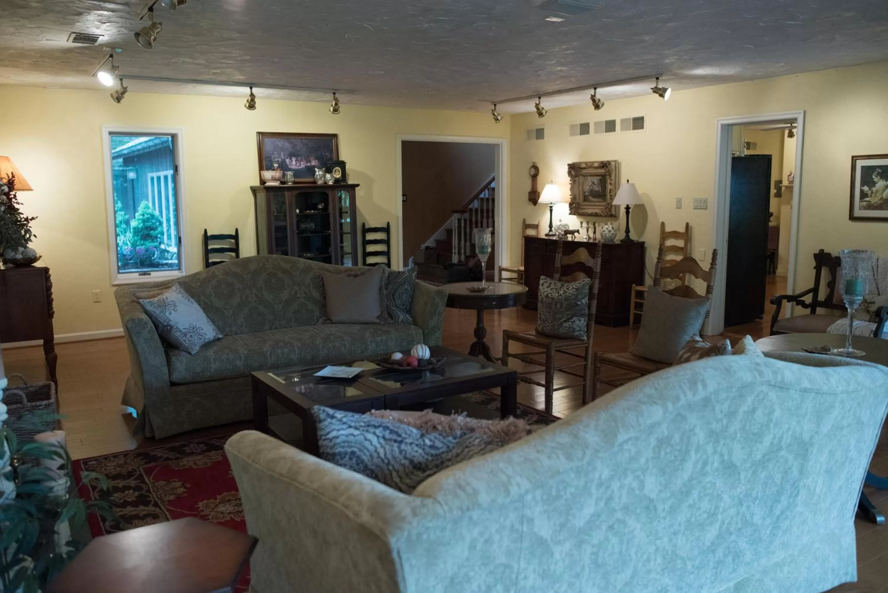 Communal lounge/ TV room in The Inn at White Oak