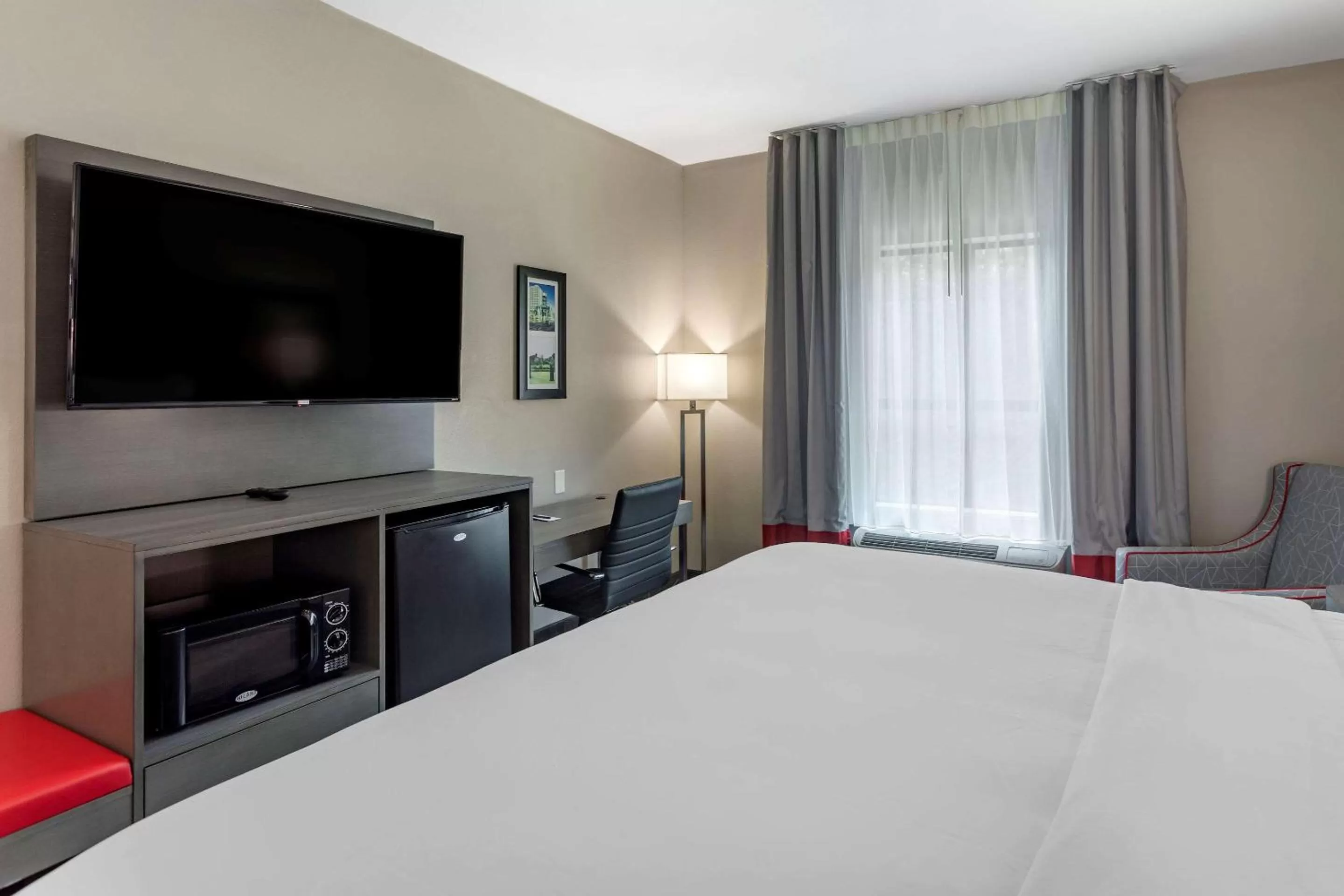 TV and multimedia, Bed in Comfort Inn & Suites Olive Branch - Memphis South
