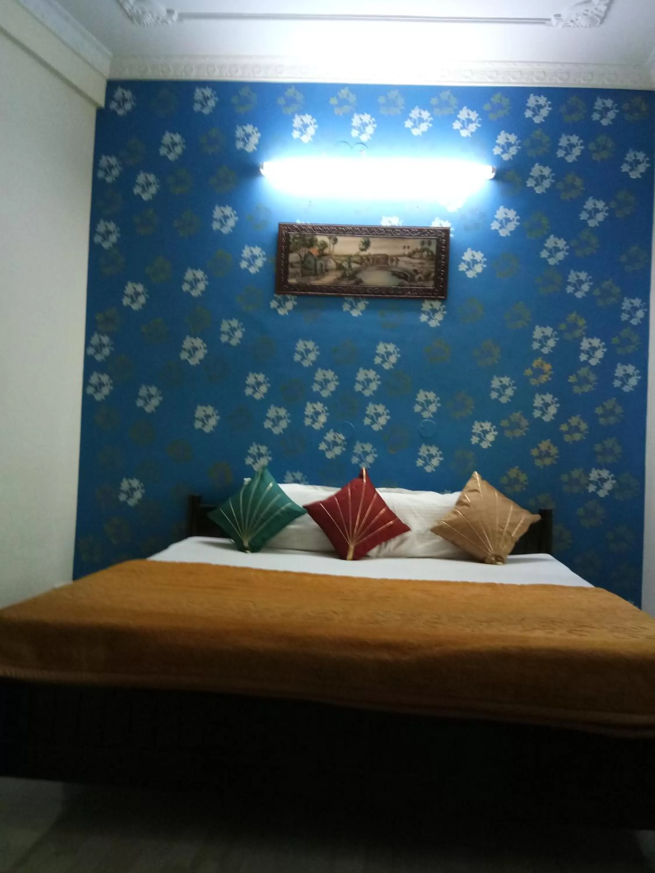 Photo of the whole room, Bed in Haveli Taragarh Palace