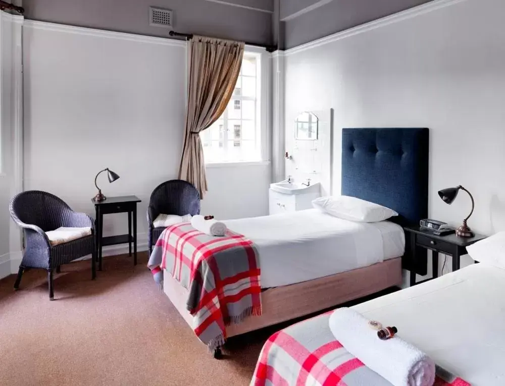 Twin Room with Shared Bathroom in Grand Hotel Sydney Twin Room with Shared Bathroom in Grand Hotel Sydney