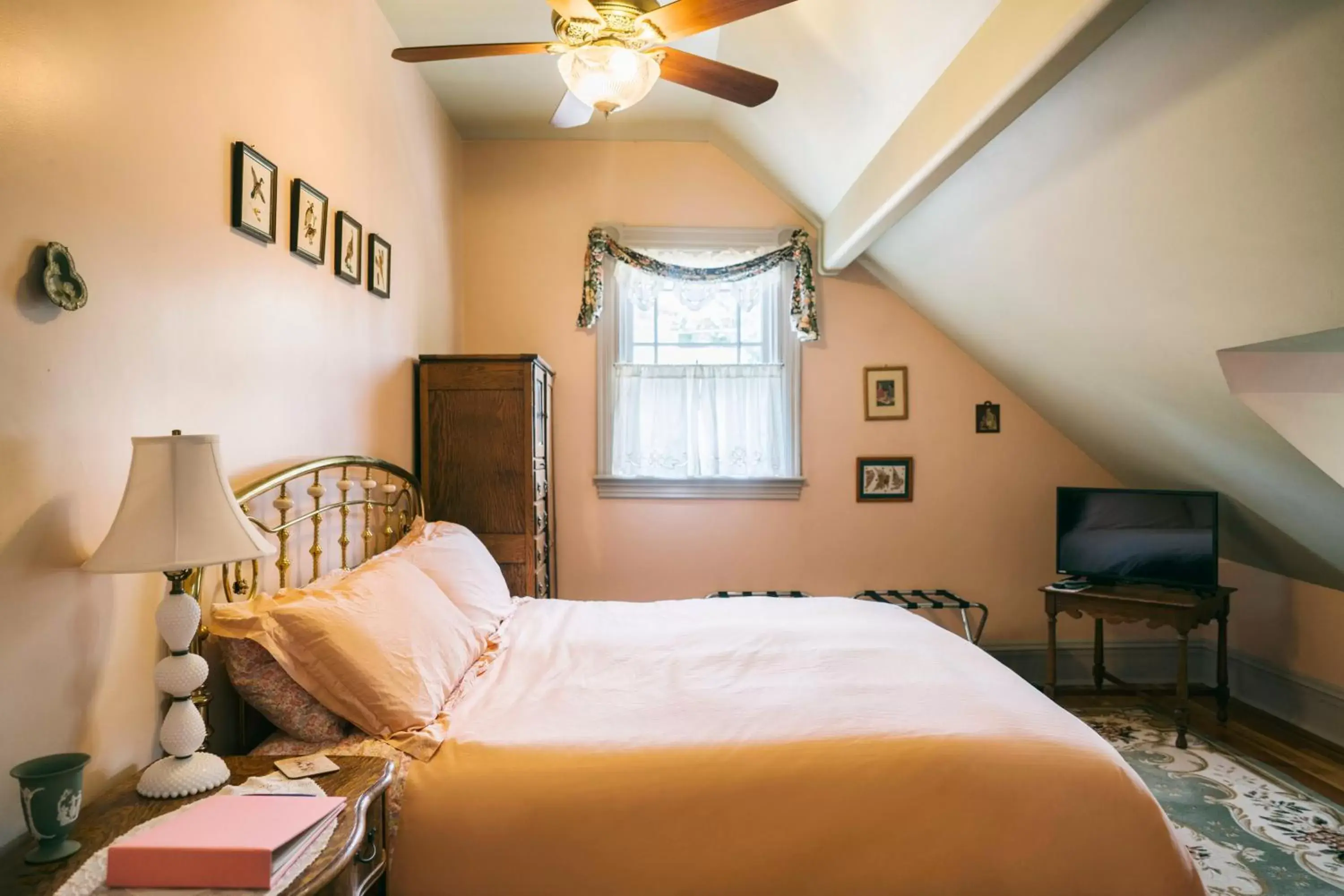 Deluxe King Room in Hummingbird Inn Deluxe King Room in Hummingbird Inn