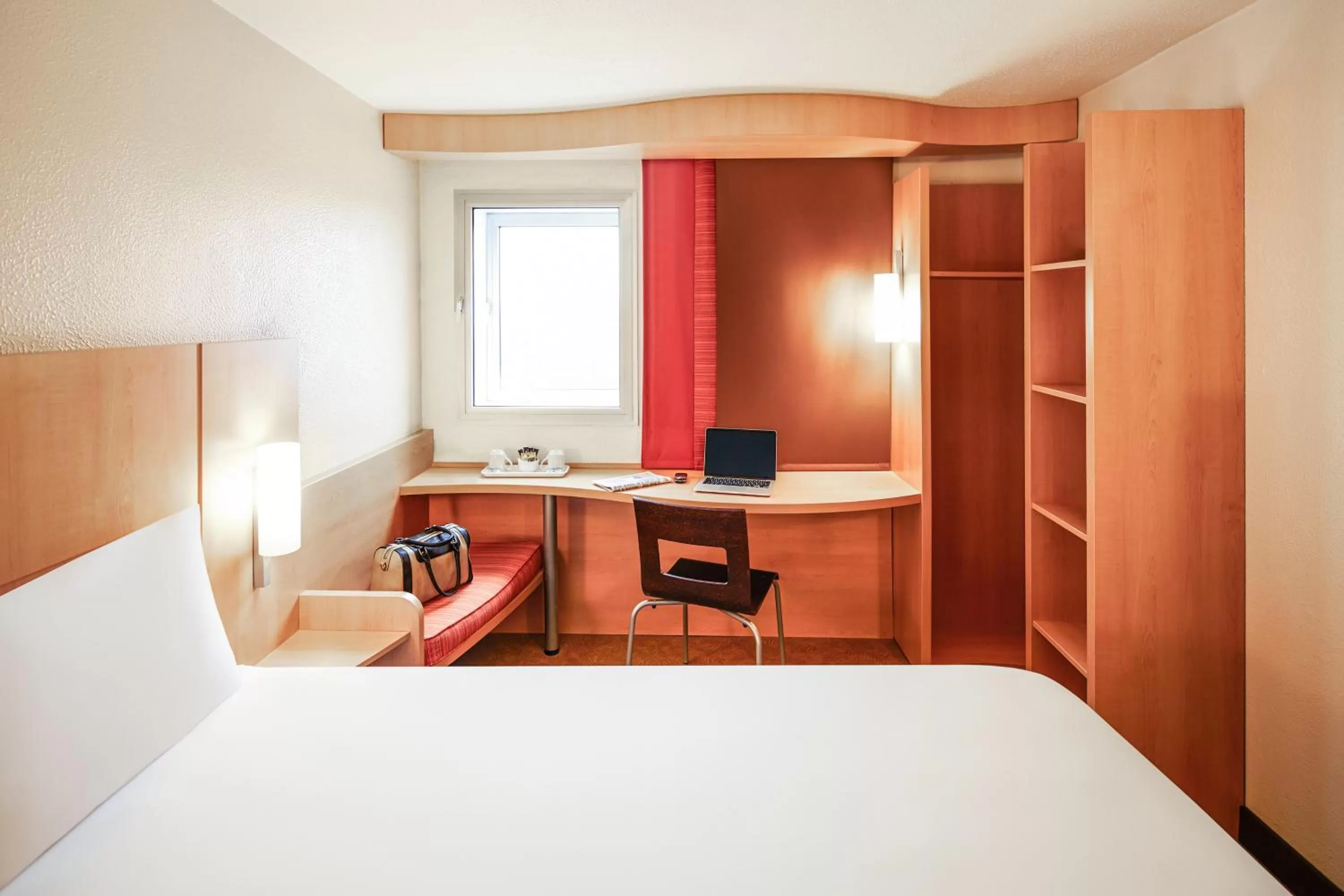 Bedroom, Bed in ibis London Heathrow Airport