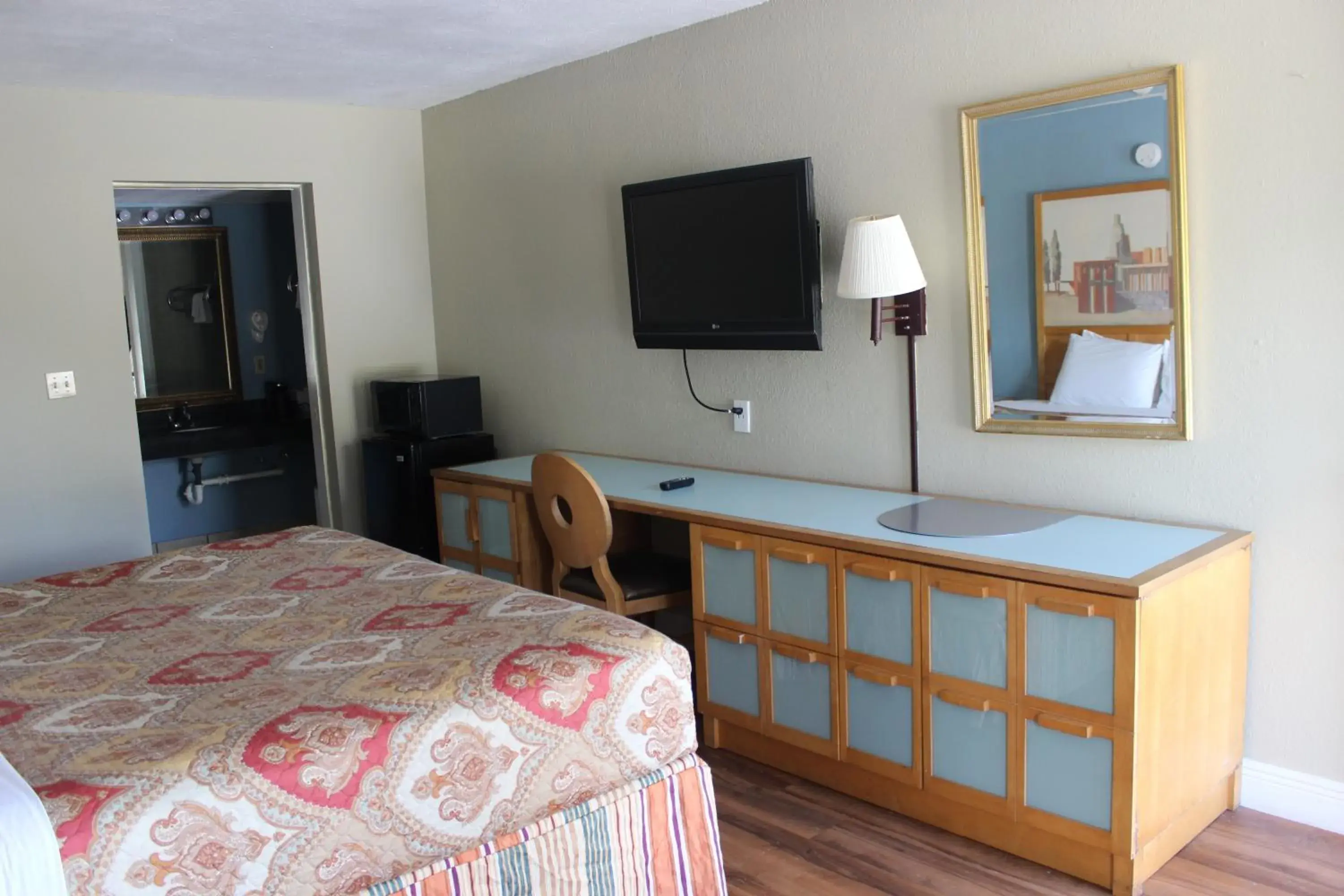 King Room - Disability Access/Non-Smoking in Tampa Inn Near Busch Gardens King Room - Disability Access/Non-Smoking in Tampa Inn Near Busch Gardens