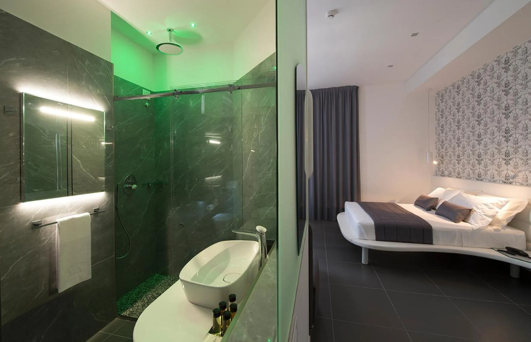 Shower in Gatto Bianco Mia Aparthotel