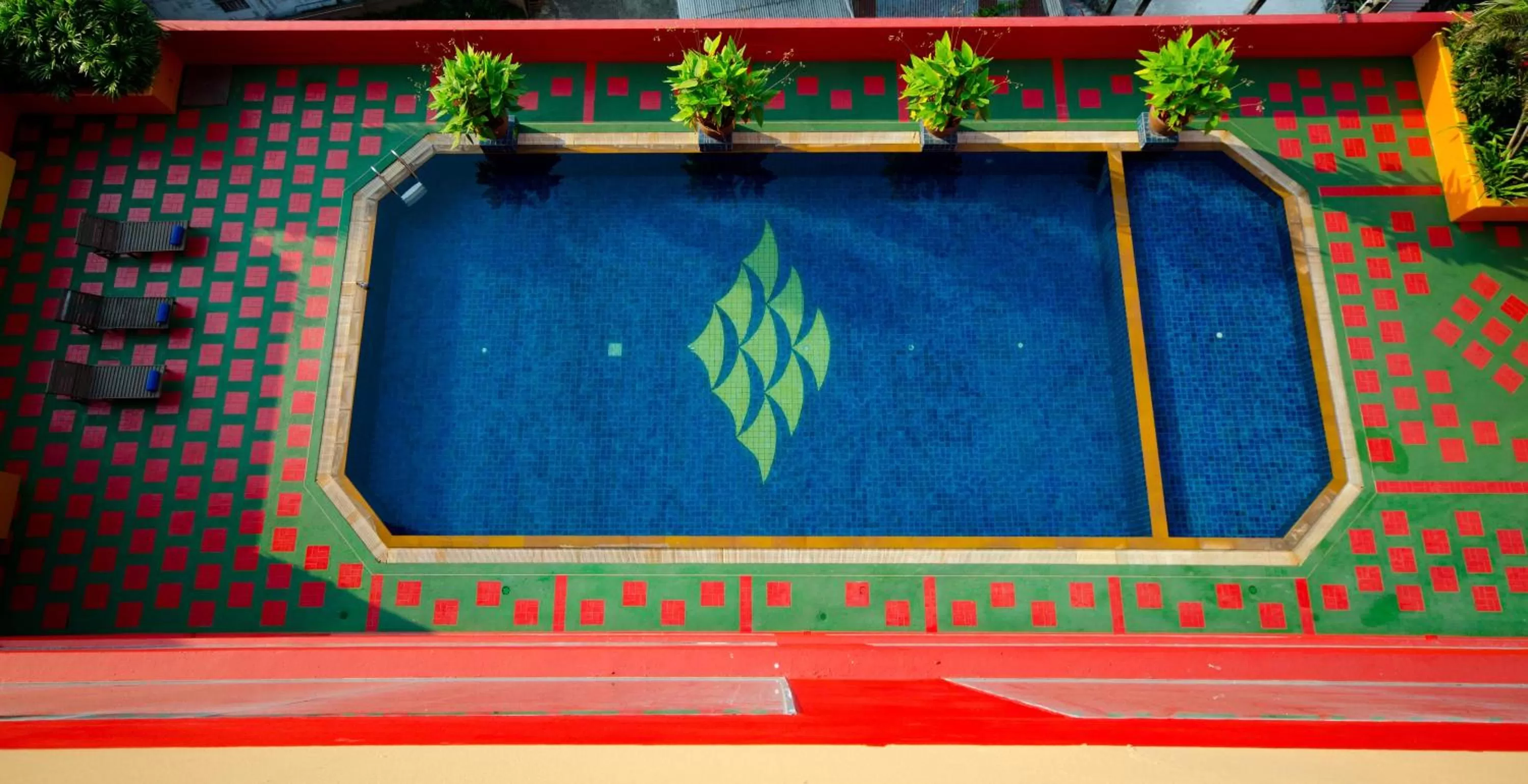 Swimming pool in Tongtara Riverview Hotel