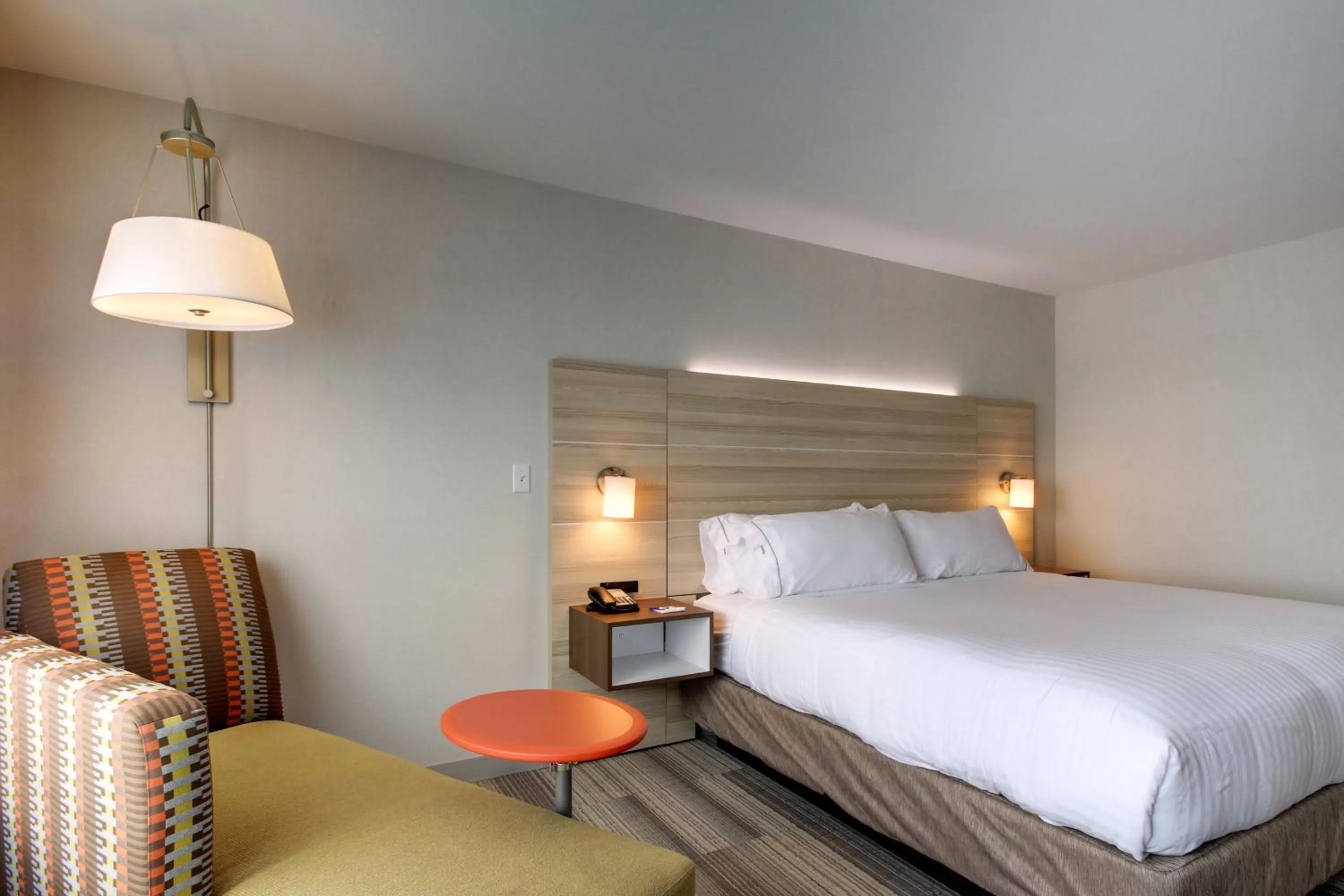 Photo of the whole room, Bed in Holiday Inn Express & Suites Galesburg by IHG