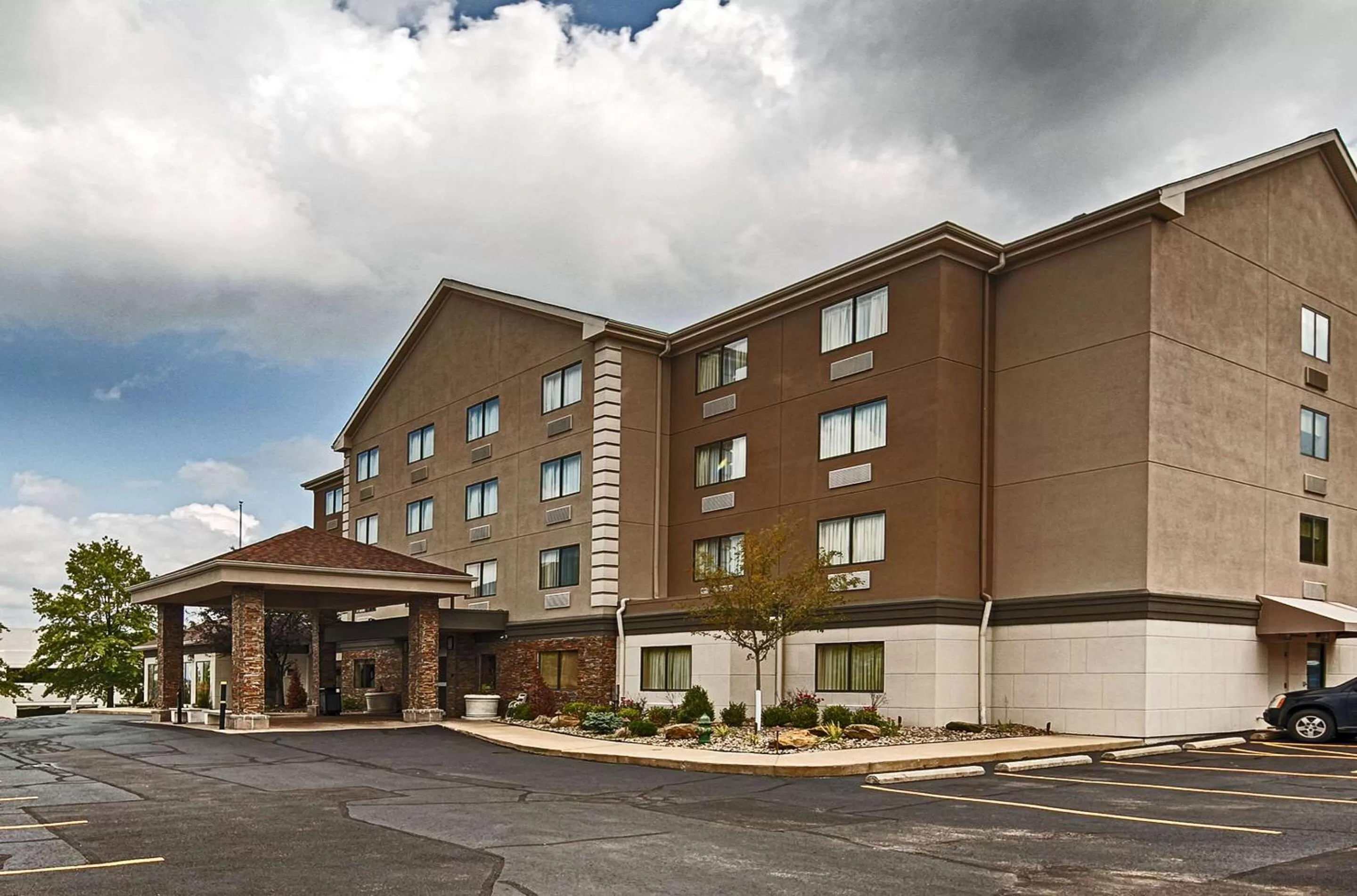 Property building in Comfort Inn & Suites Copley Akron