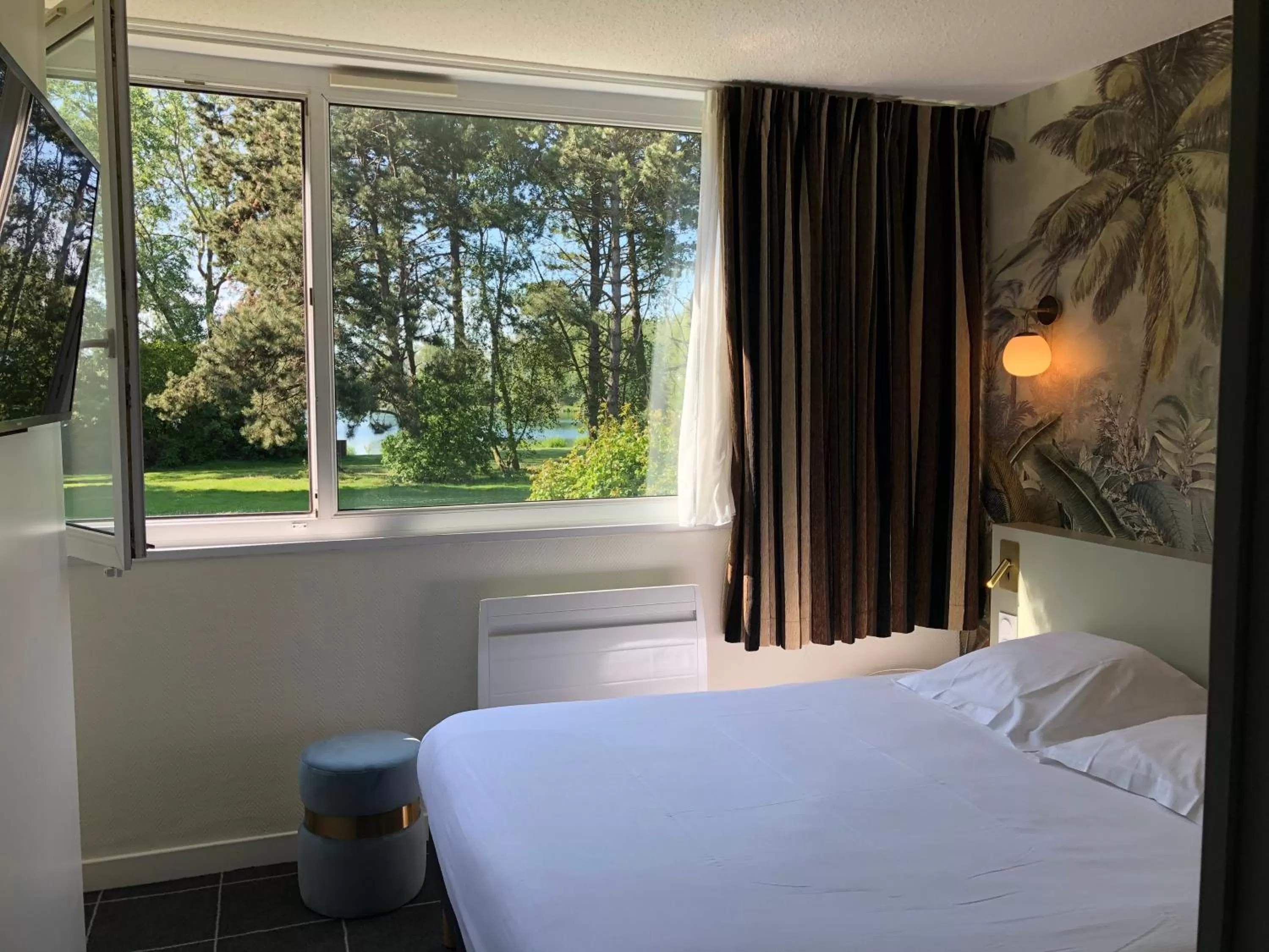 Photo of the whole room, Bed in Best Western Hotel du Lac Dunkerque- Restaurant ouvert 7/7 midi et soir