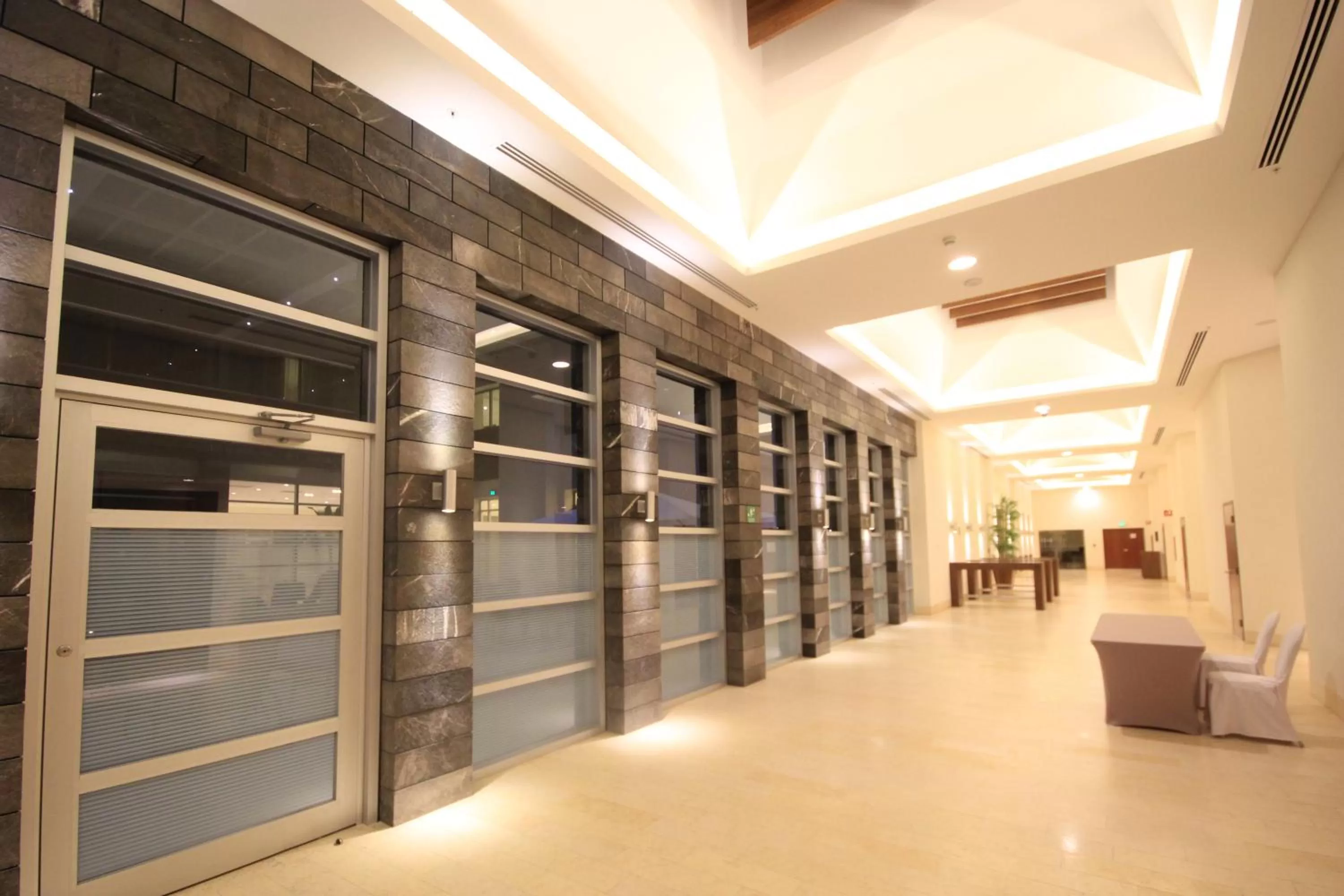 Lobby or reception in Holiday Inn & Suites Plaza Mayor by IHG