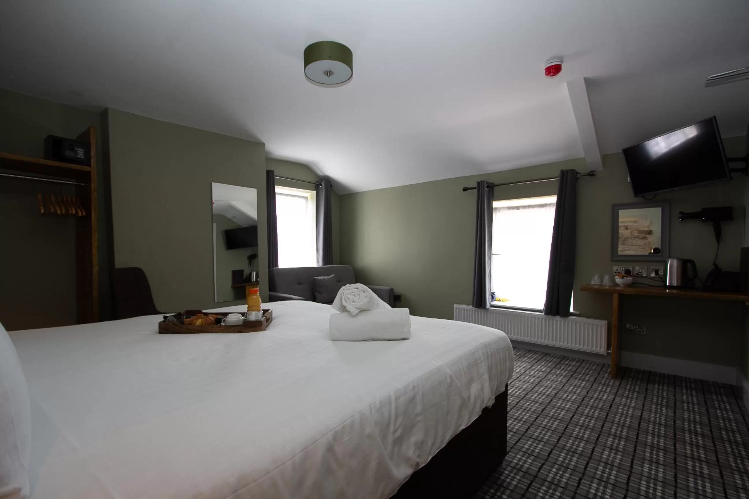 Photo of the whole room, Bed in Tyr Winch