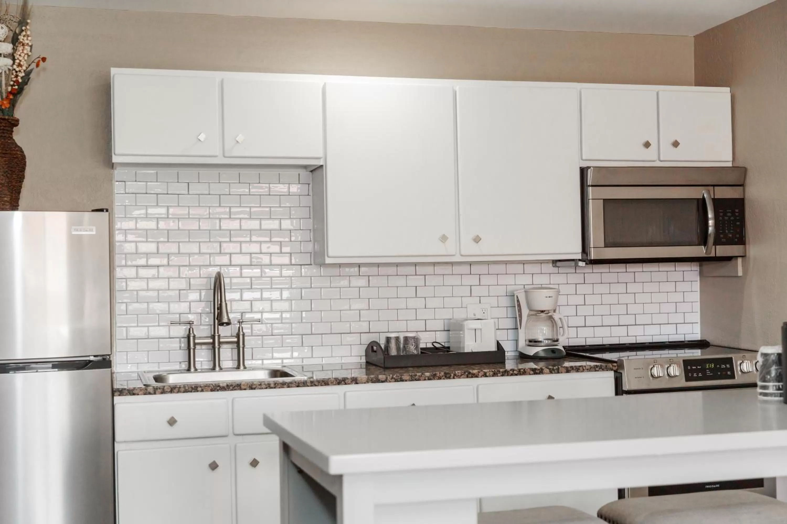 Kitchen or kitchenette in Aarchway Inn