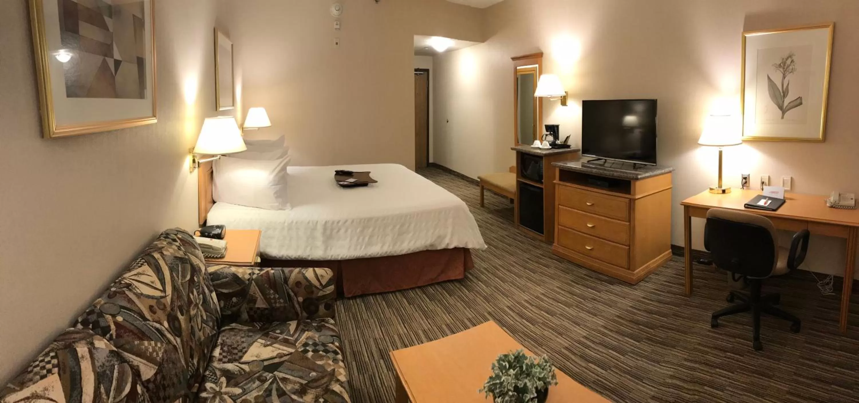 Bed in Humphry Inn and Suites