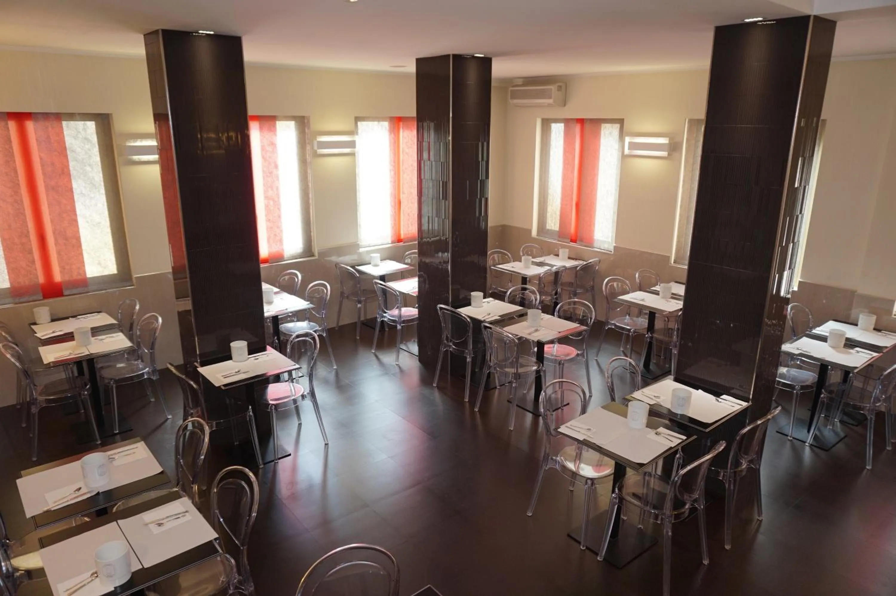 Restaurant/places to eat in Hotel Mariano