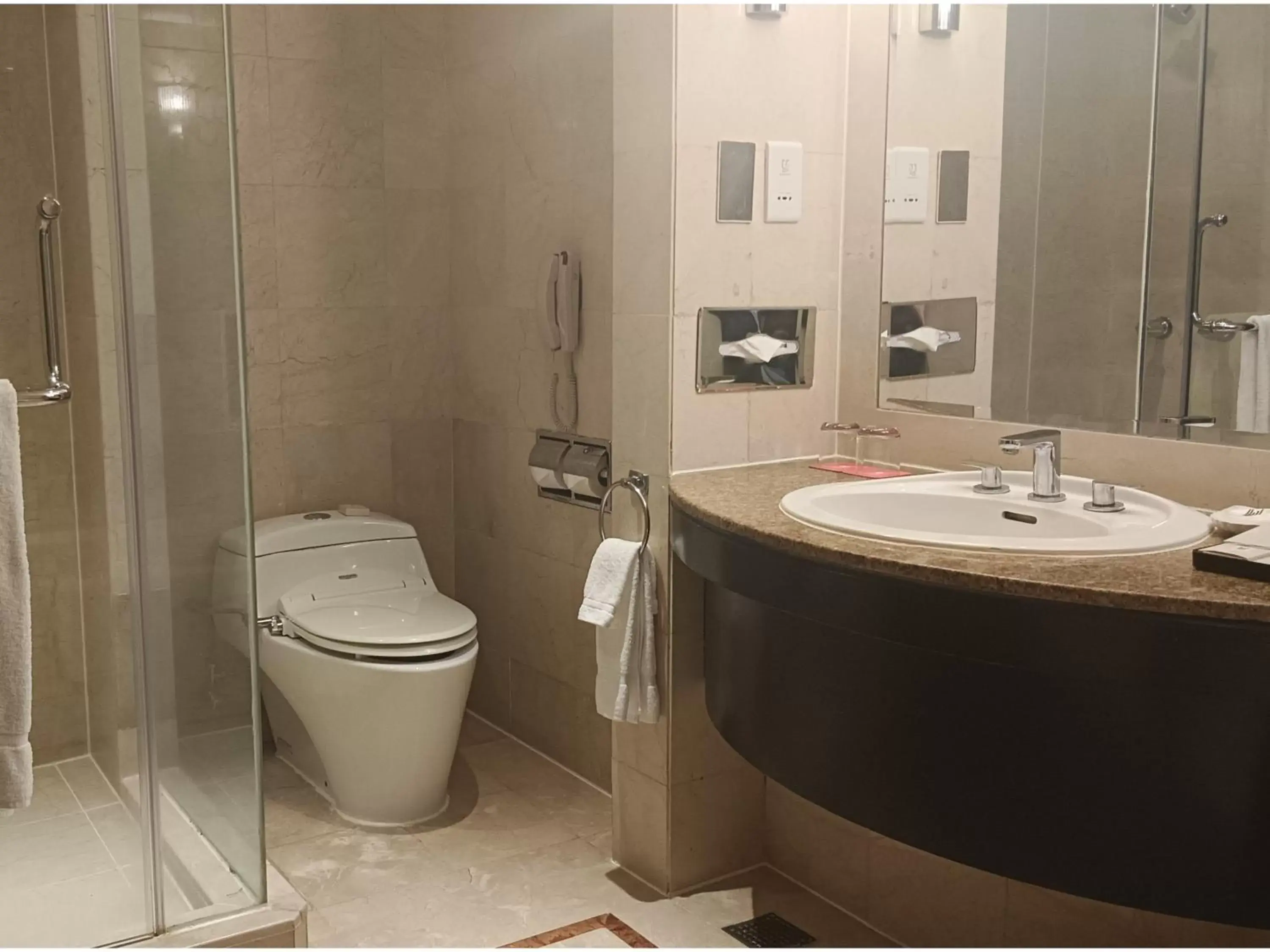 Deluxe Room with Two Single Beds in Grand Millennium Kuala Lumpur Deluxe Room with Two Single Beds in Grand Millennium Kuala Lumpur