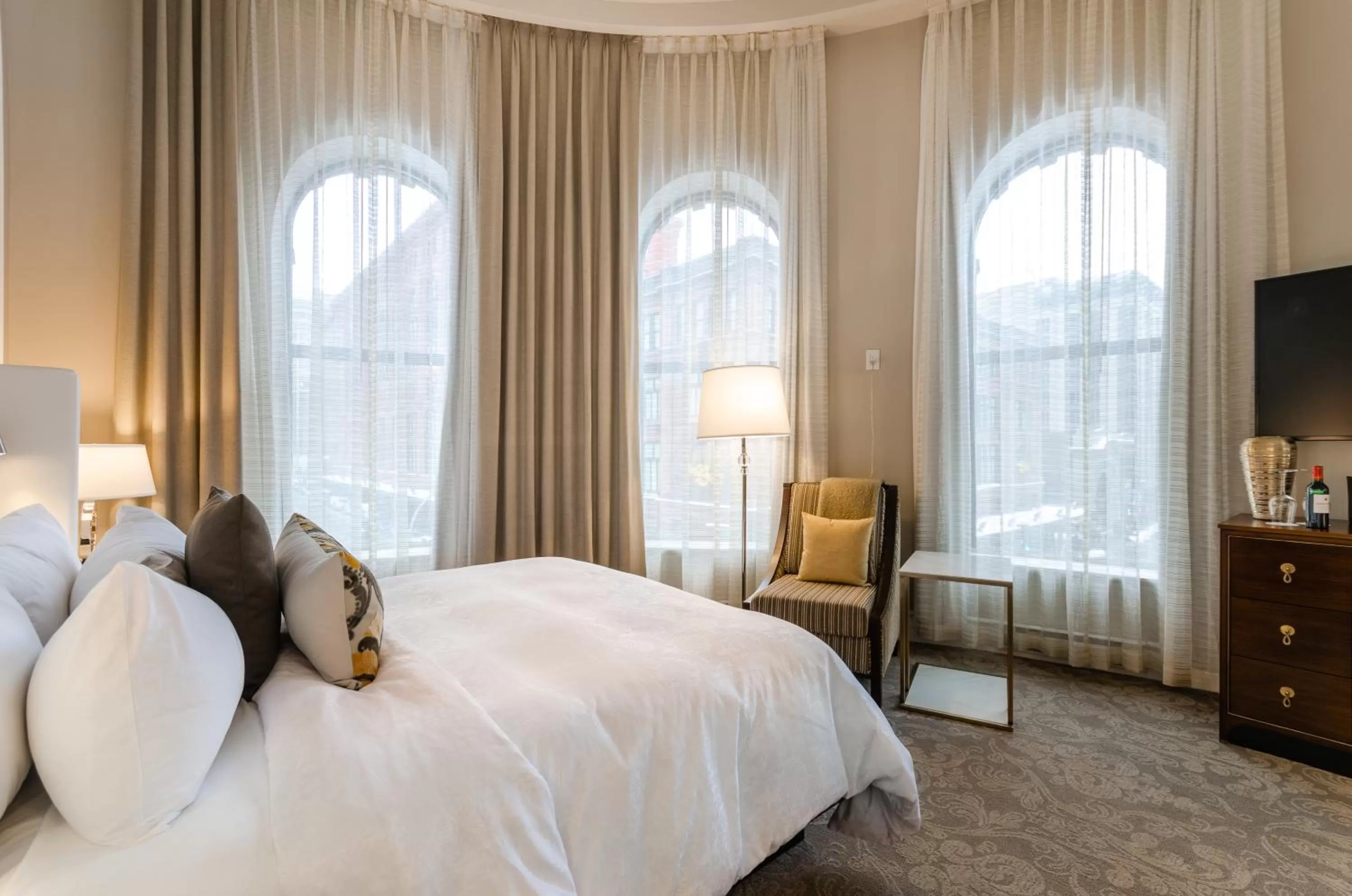 Photo of the whole room, Bed in Hôtel Birks Montréal