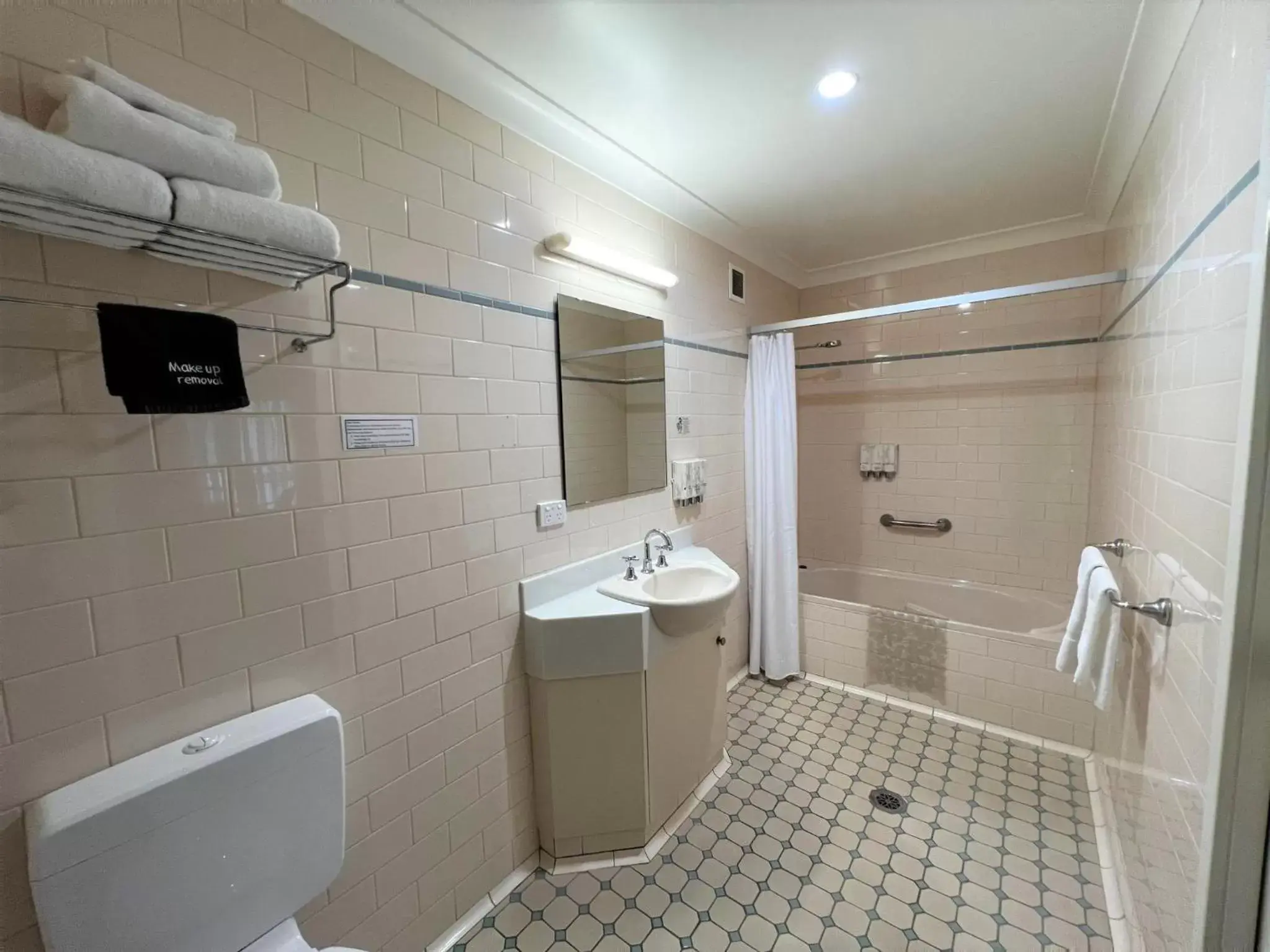 Triple Room with Bath - single occupancy in Tumbarumba Motel & Elms Restaurant Triple Room with Bath - single occupancy in Tumbarumba Motel & Elms Restaurant