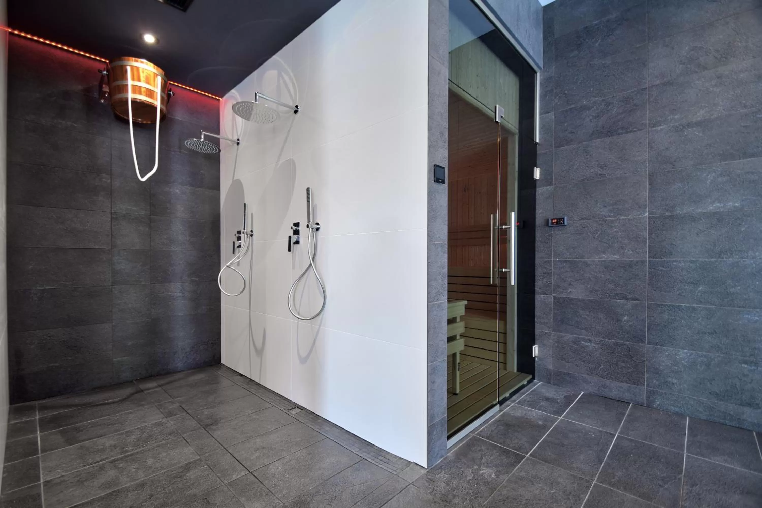 Swimming pool, Bathroom in Savana Resort Mielno