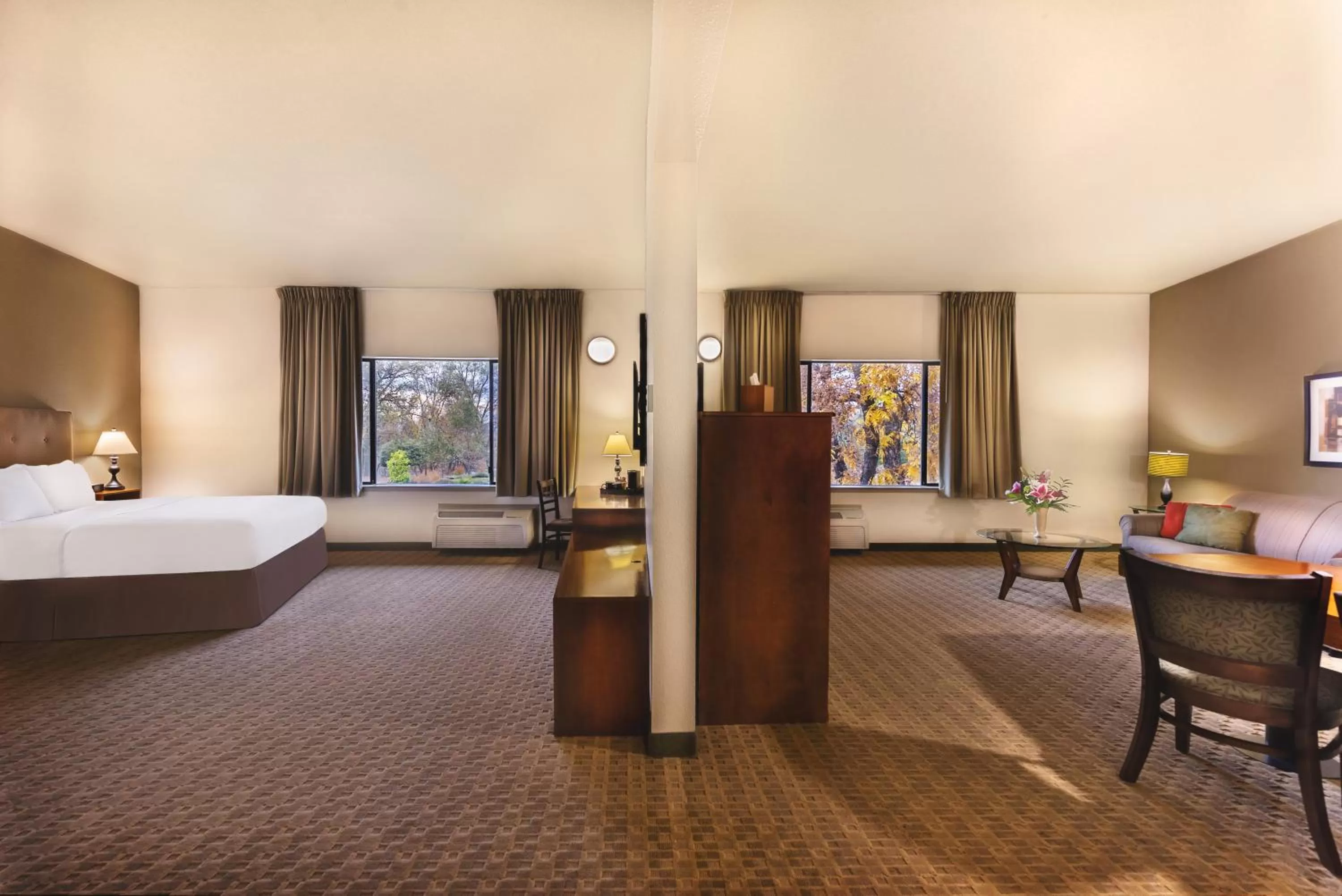 Bedroom, Bed in Gaia Hotel & Spa Redding, an Ascend Collection Hotel