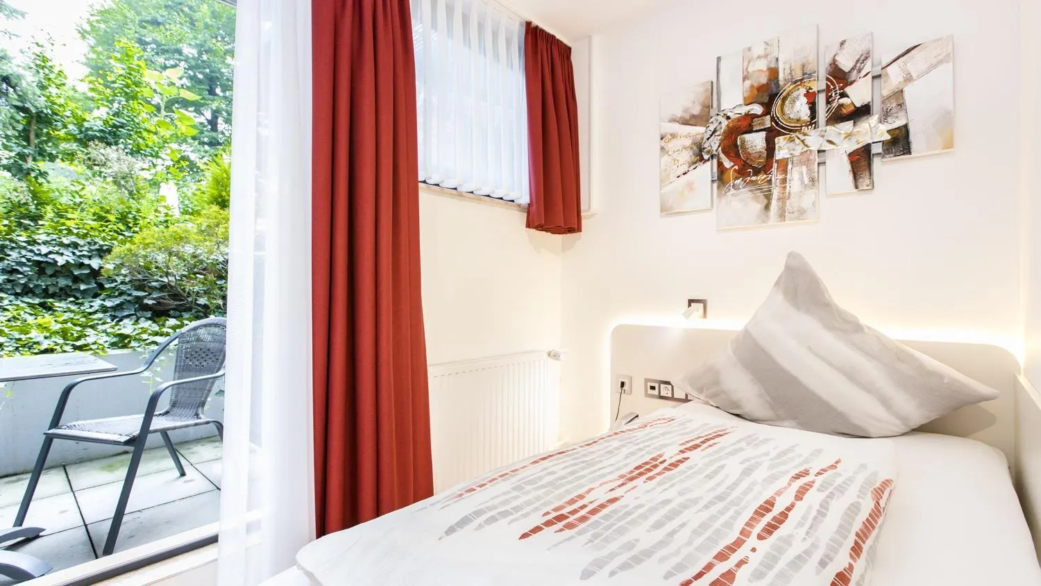 Bed in Hotel Am Düsseldorfer Platz