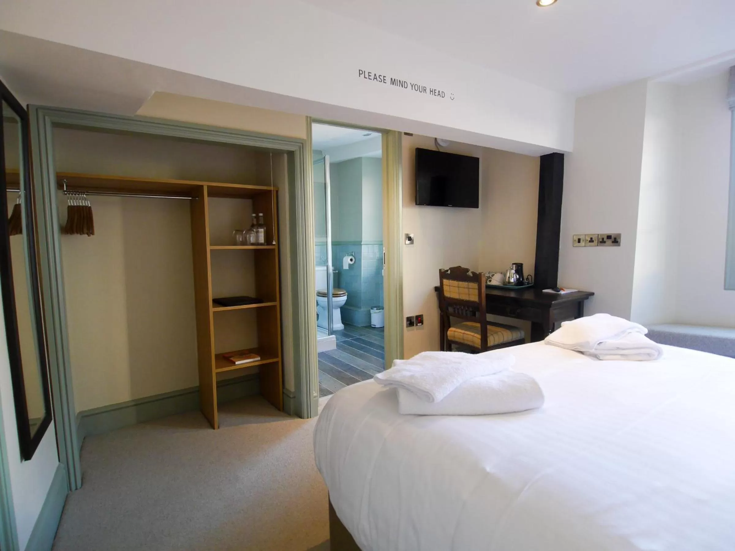 Photo of the whole room, Bed in The Fox