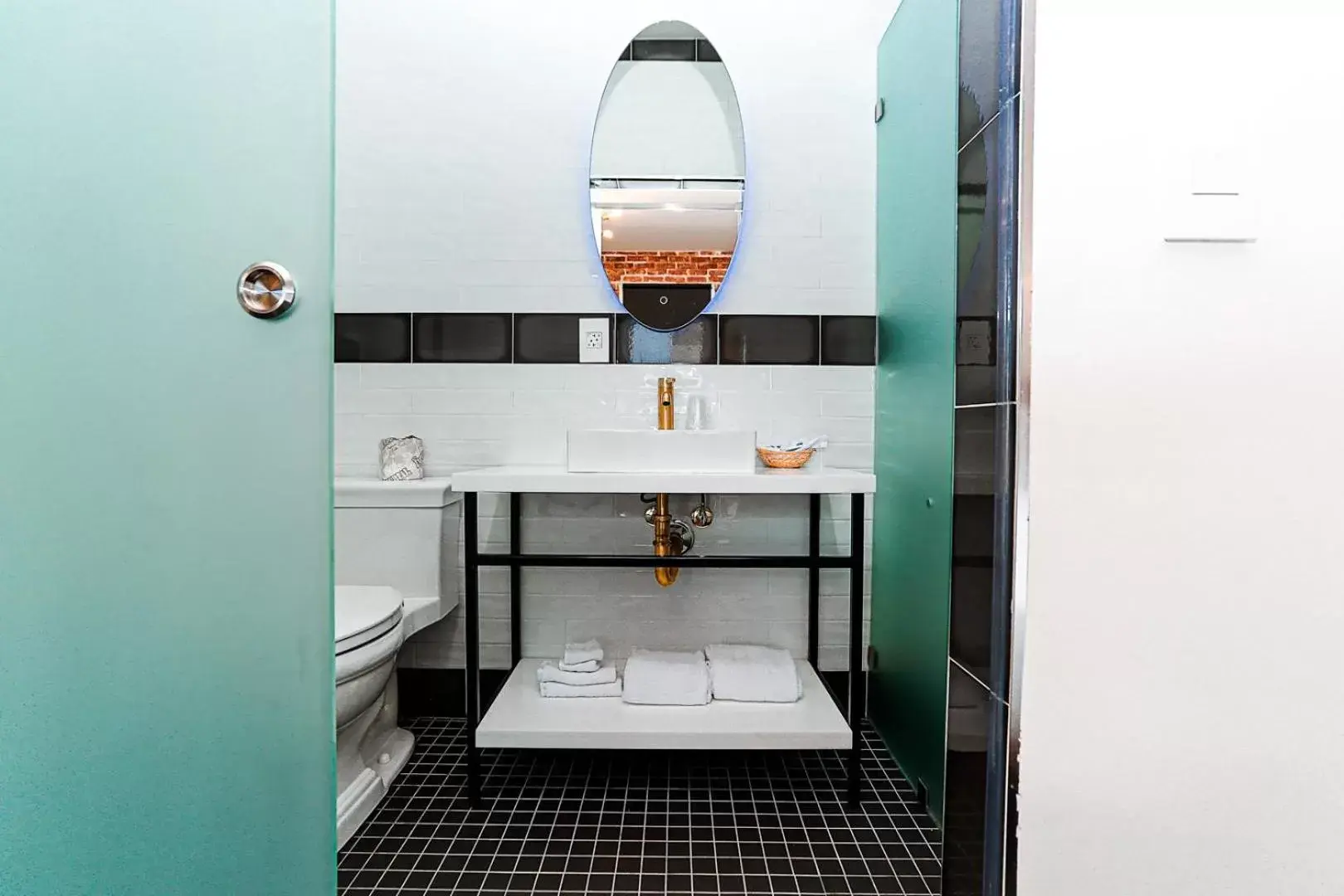 Deluxe Queen Room in H by H Hospitality Deluxe Queen Room in H by H Hospitality