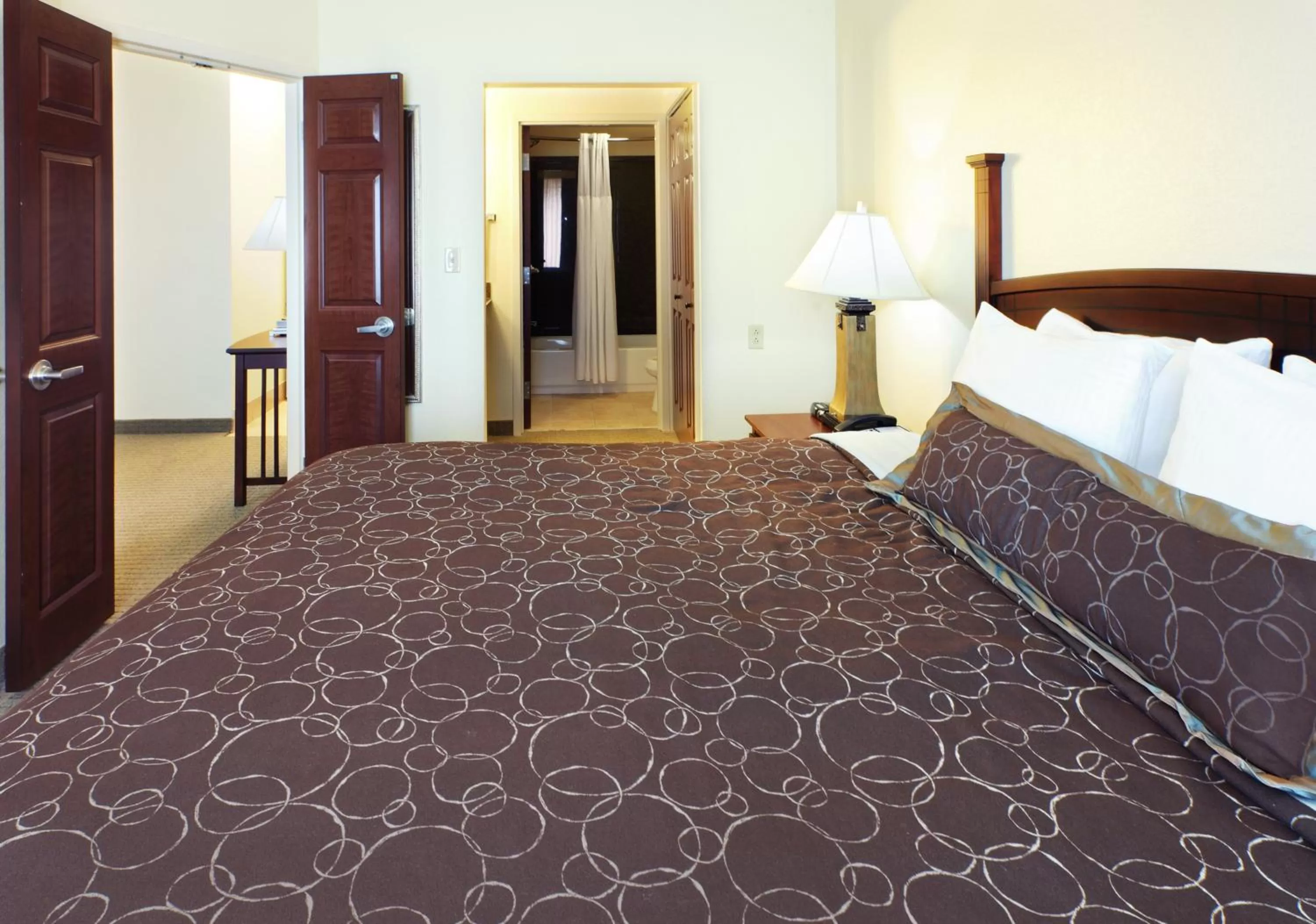 Photo of the whole room, Bed in Staybridge Suites Hot Springs by IHG