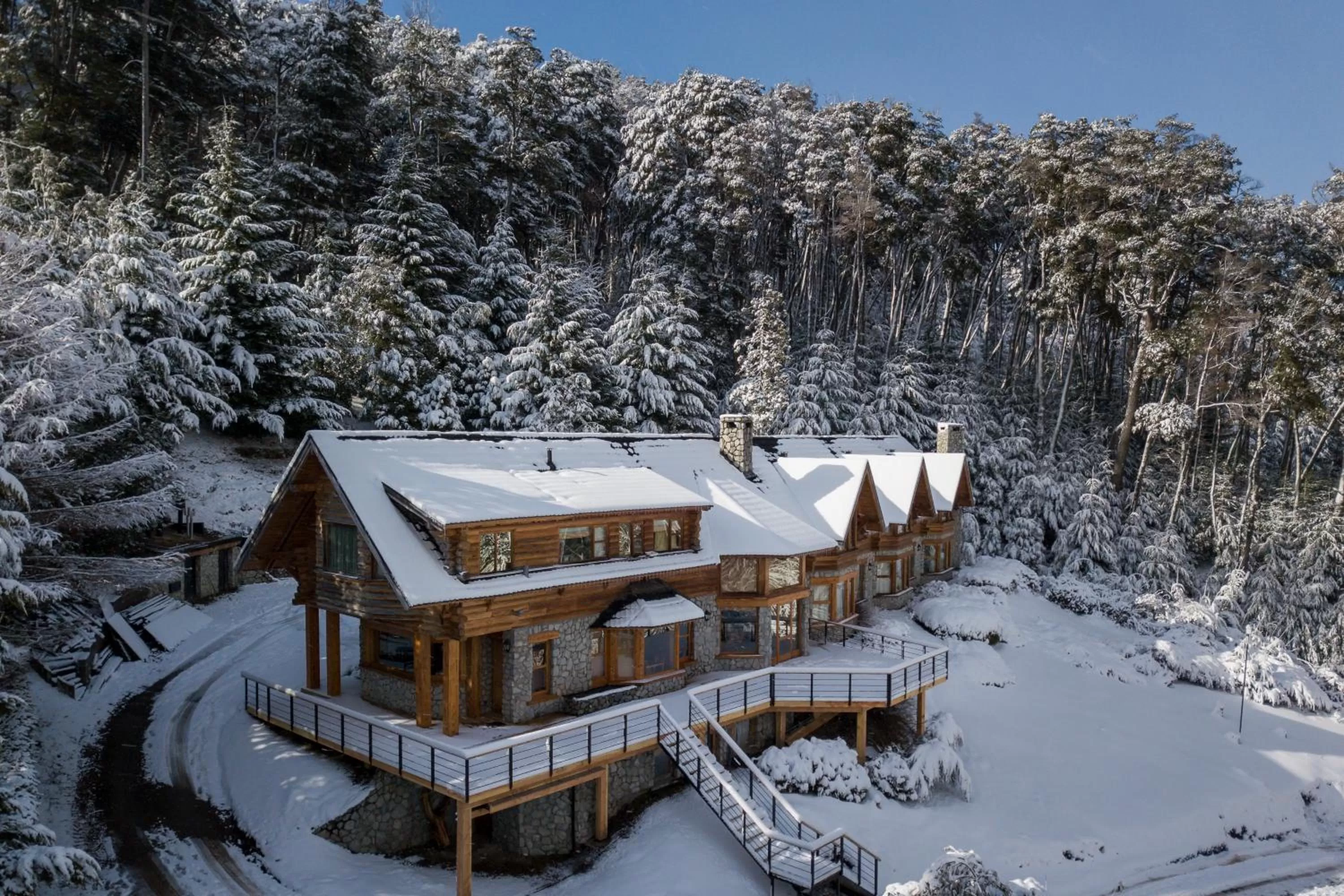 Facade/entrance, Winter in Amigos del Bosque