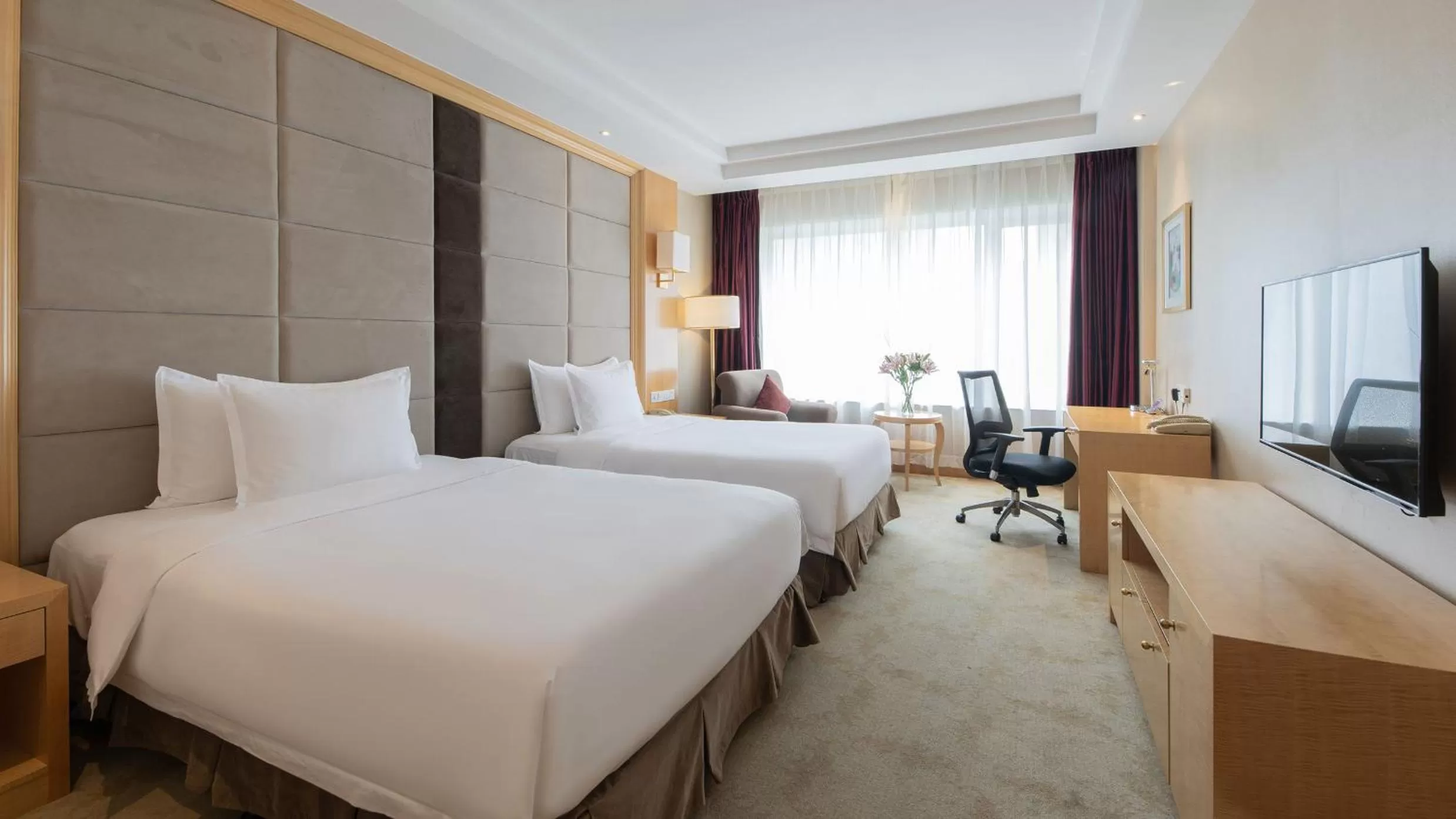 Photo of the whole room, Bed in Crowne Plaza Shanghai by IHG