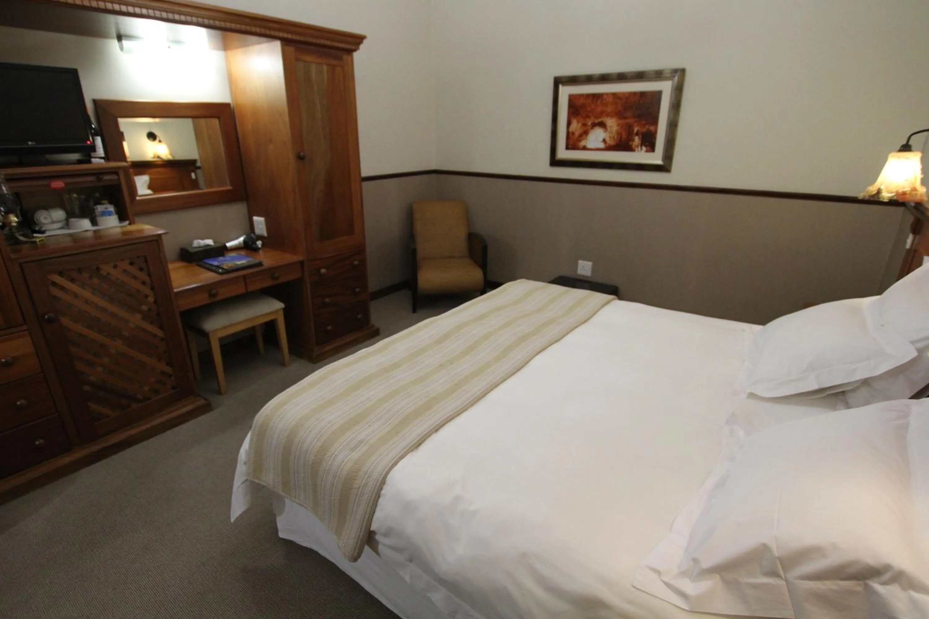 Bedroom, Bed in Turnberry Boutique Hotel