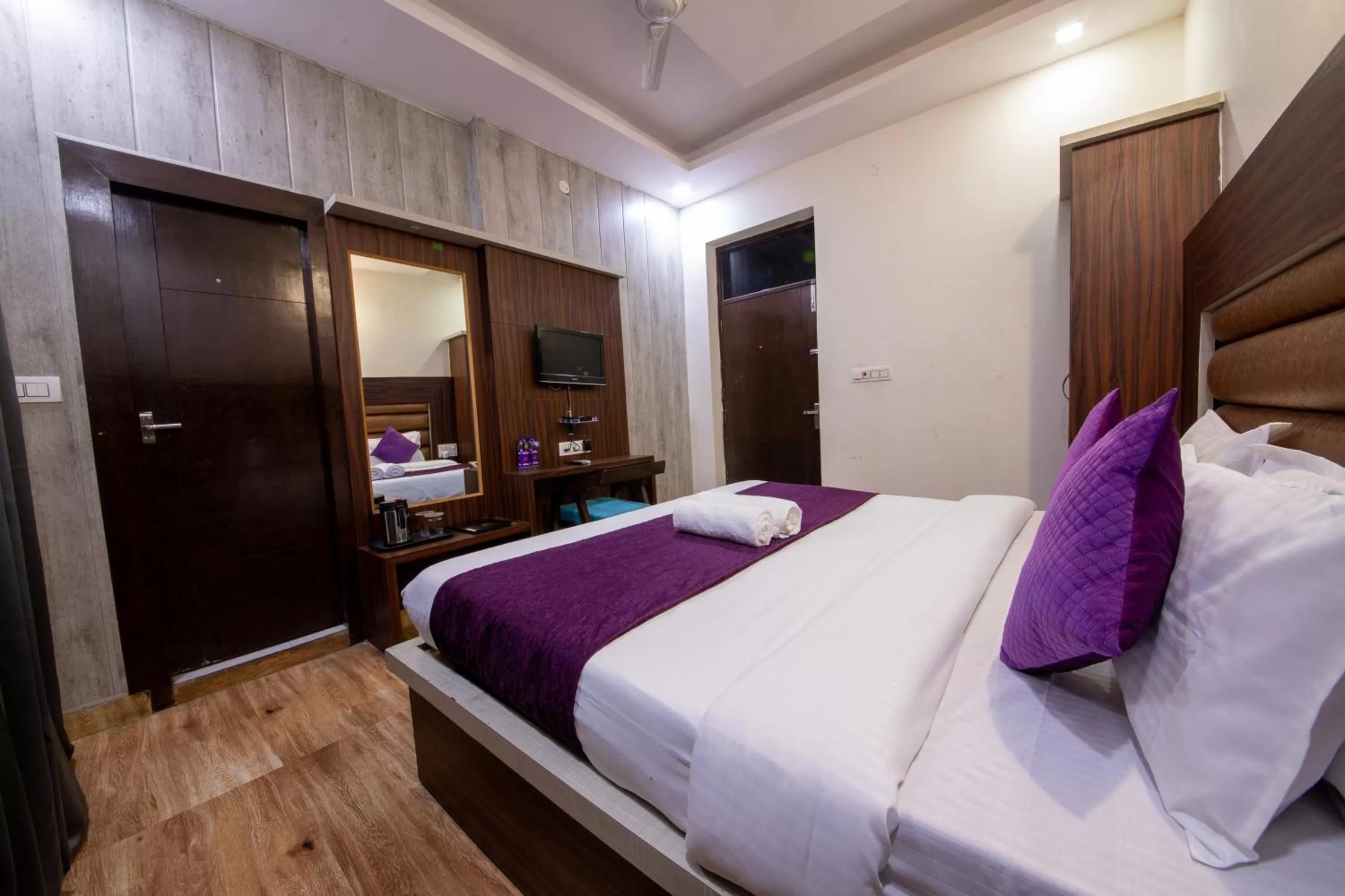 Bed in Grey Castle - Hotel Near Haridwar Railway station